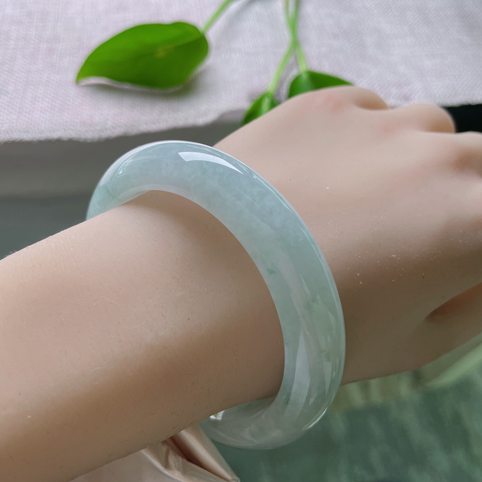 尺寸：56.2/12.7/9.4，淡蓝底正圈，厚装大气，玉遇良人，镯定今生..