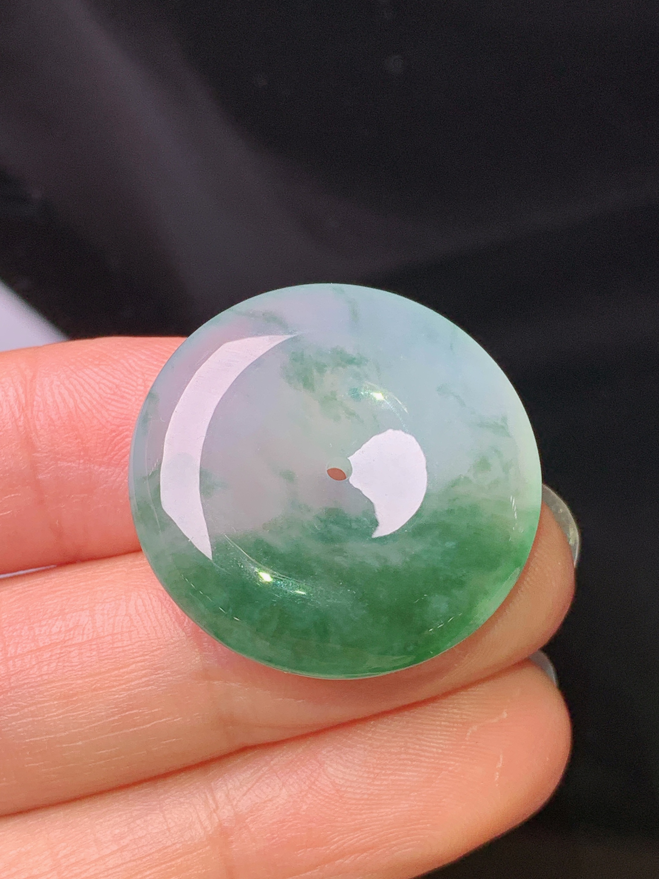 冰种飘绿平安扣吊坠 玉质细腻 色泽艳丽清新 水润亮眼 整体尺寸25.7*5.6d2