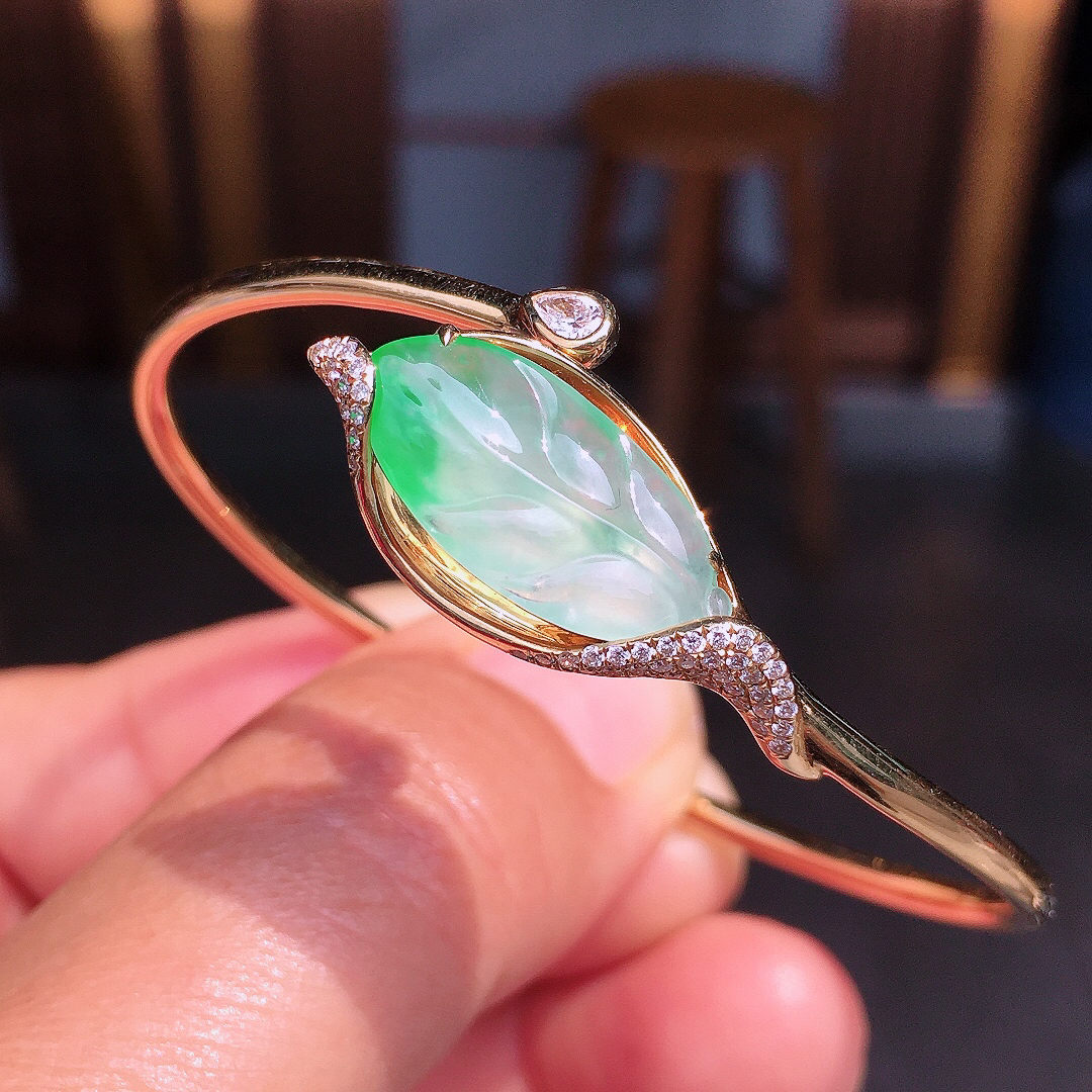 飘绿玉叶手环，色泽艳丽，玉质细腻，荧光感超
强，饱满圆润，尽显优雅气质，18k
金豪华镶嵌