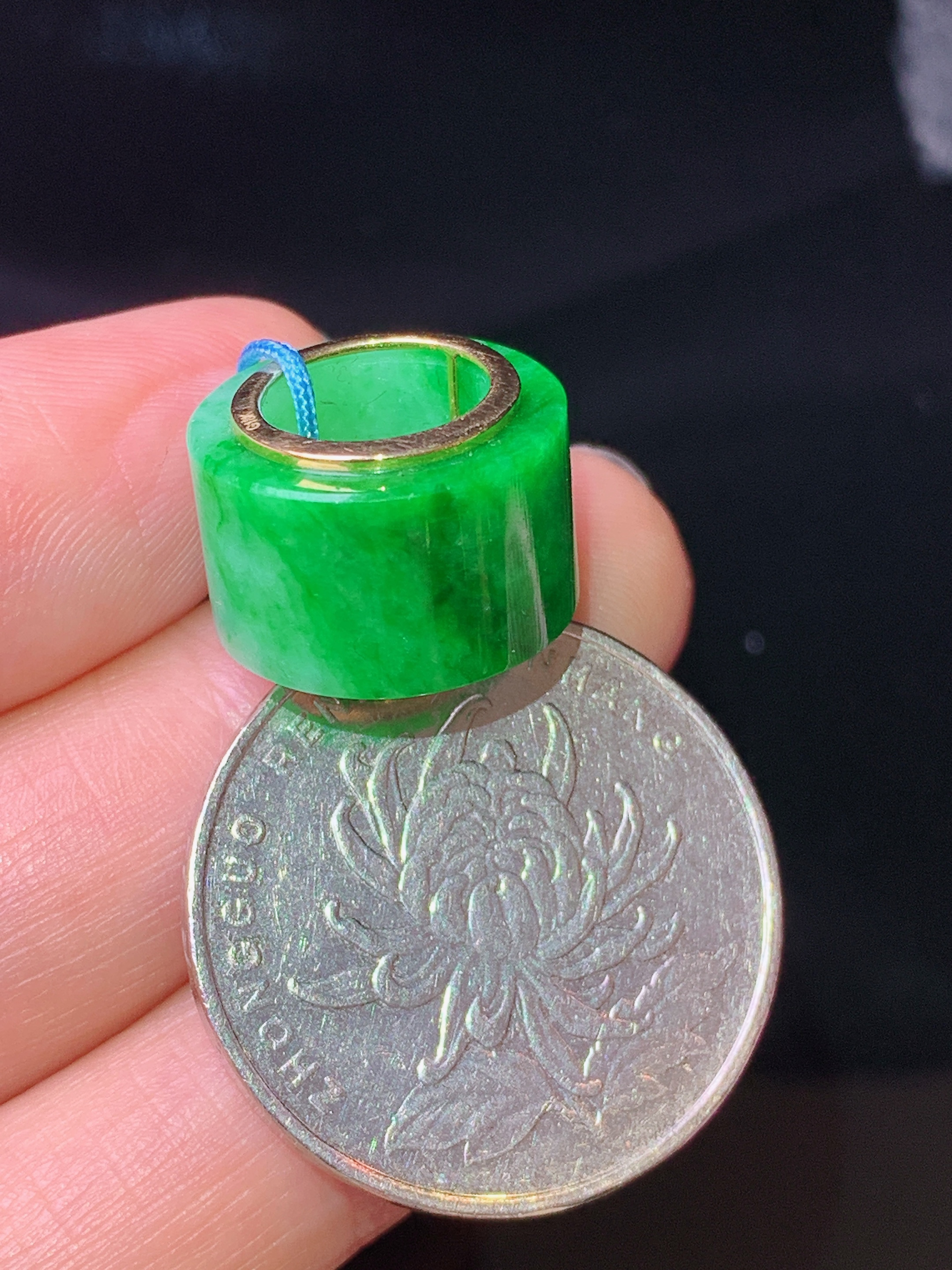 18k金镶嵌翠绿路路通吊坠 玉质细腻 色泽艳丽清新 水润亮眼 整体尺寸15*8.8b1