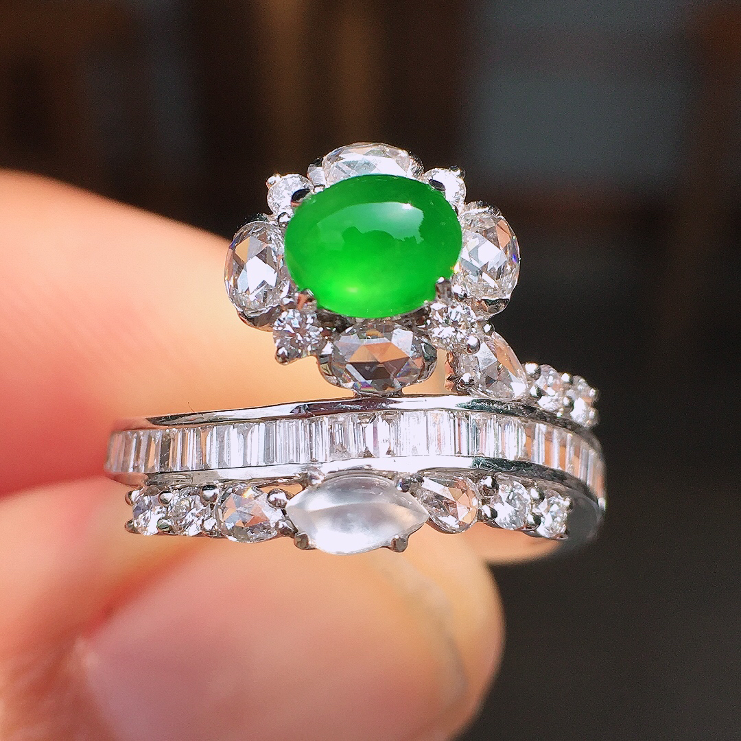 阳绿蛋面戒指，色泽均匀艳丽，玉质细腻，荧光感超
强，饱满圆润，尽显优雅气质，18k
金豪华镶嵌