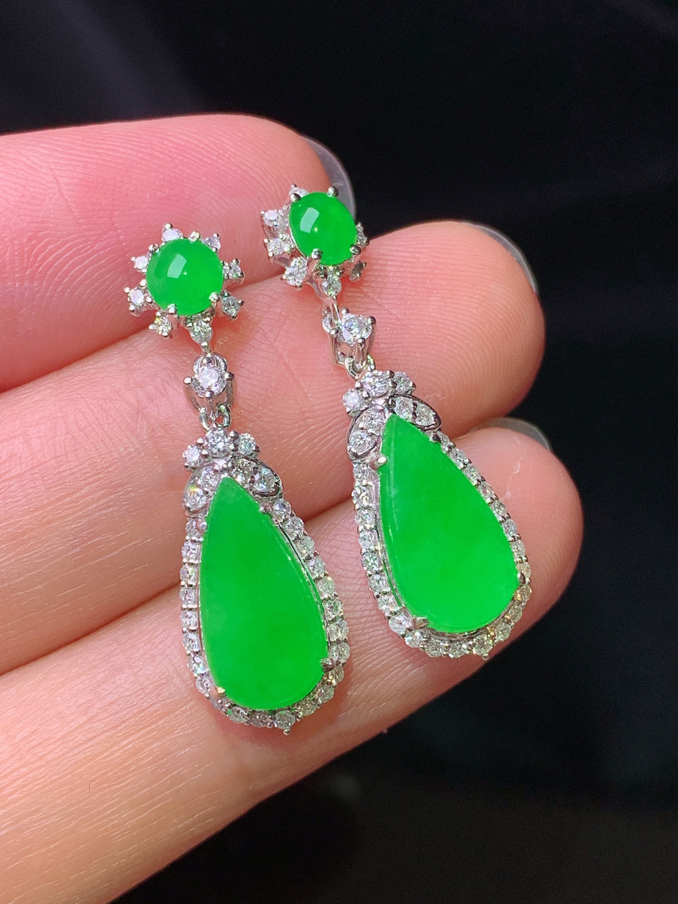 18k金钻镶嵌满绿水滴耳坠 玉质细腻 色泽艳丽清新 水润亮眼 整体尺寸28.8*8.5*5.3f1
