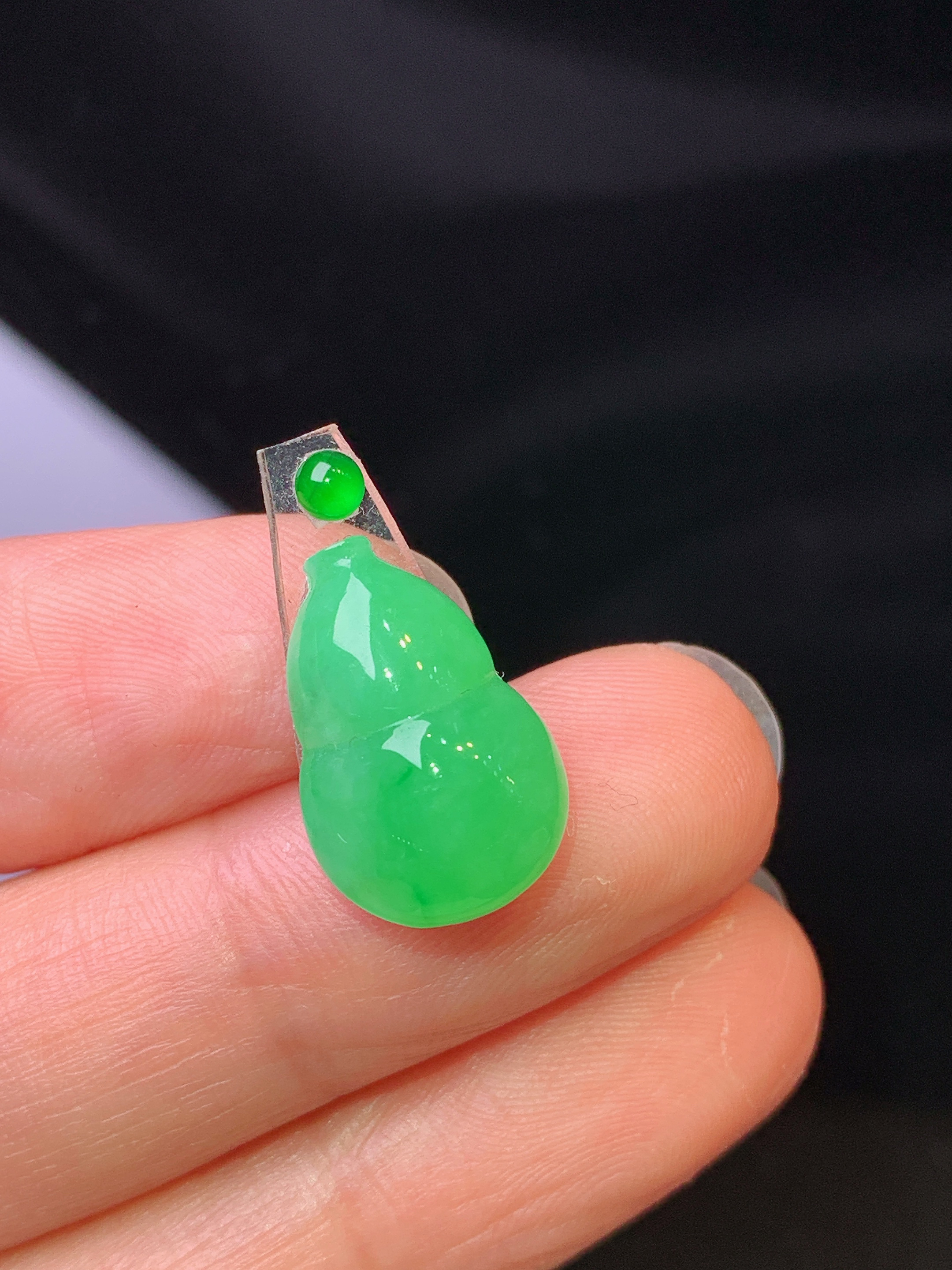 镶嵌款 翠绿葫芦吊坠 玉质细腻 色泽艳丽清新 水润亮眼 整体尺寸16.3*10.8*4.8*2x