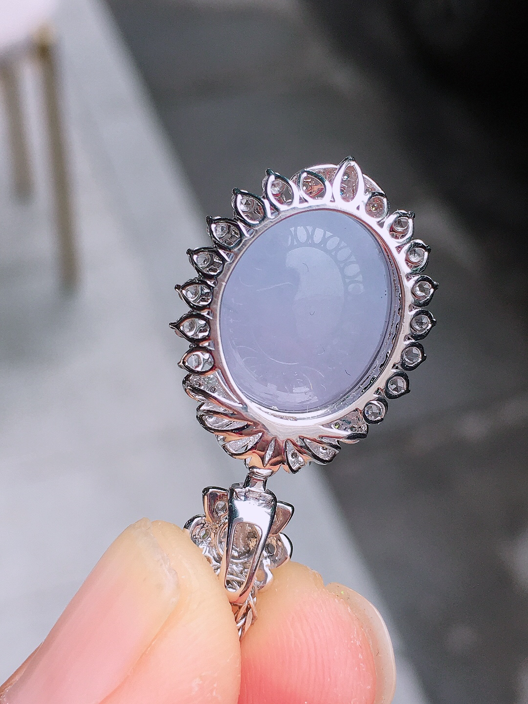 紫罗兰蛋面吊坠，色泽均匀艳丽，玉质细腻，荧光感超
强，饱满圆润，尽显优雅气质，18k
金豪华镶嵌