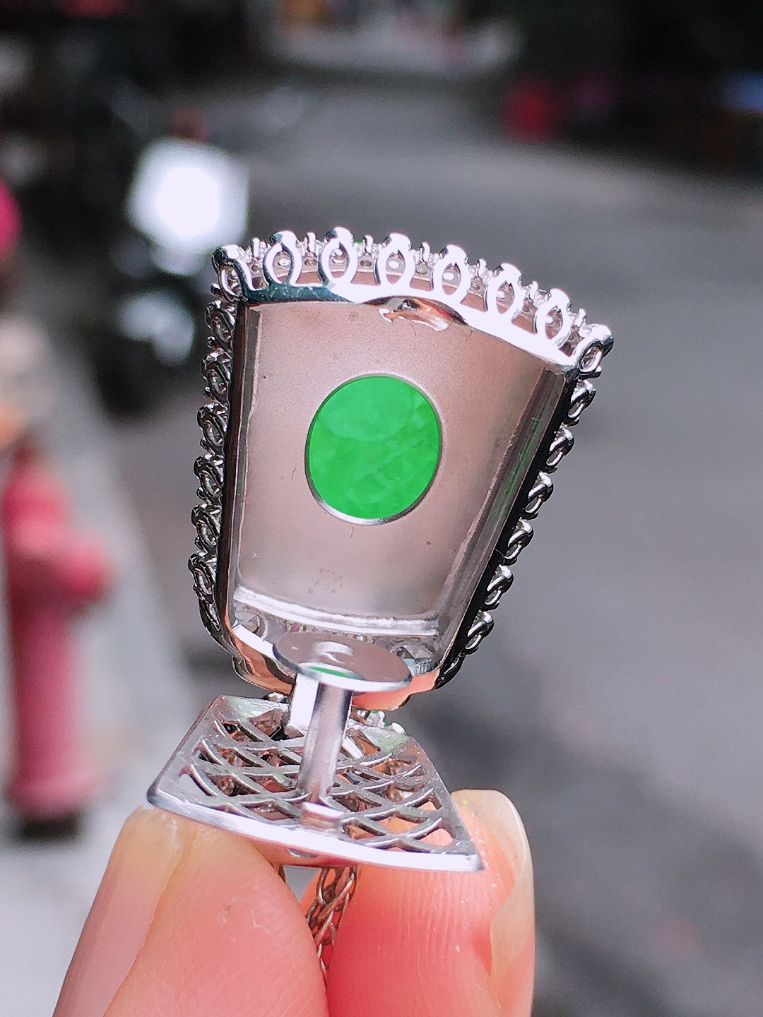 阳绿无事牌吊坠，色泽均匀艳丽，玉质细腻，荧光感超
强，饱满圆润，尽显优雅气质，18k
金豪华镶嵌