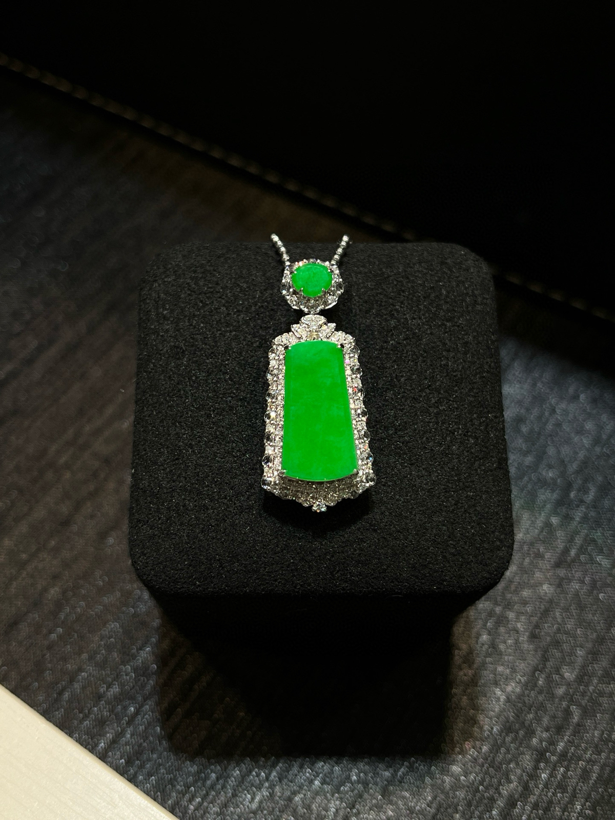 辣阳绿满色无事牌

色辣、种老、光感足
素面无雕，方显翡翠本味
一方无事，一生顺遂