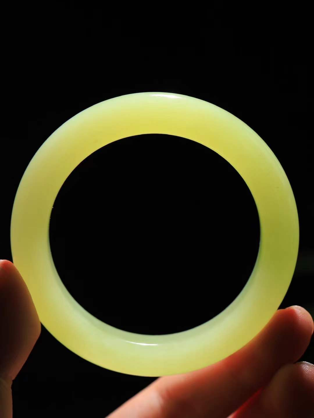 （冬日暖阳.手镯）

精品和田玉黄口料手镯 质地油润，大气雅致，清风明月潺潺，浮浮洗尽铅华随于心，净于念……重60.5克  尺寸55.5-11.8-10.2mm fDL-99352454