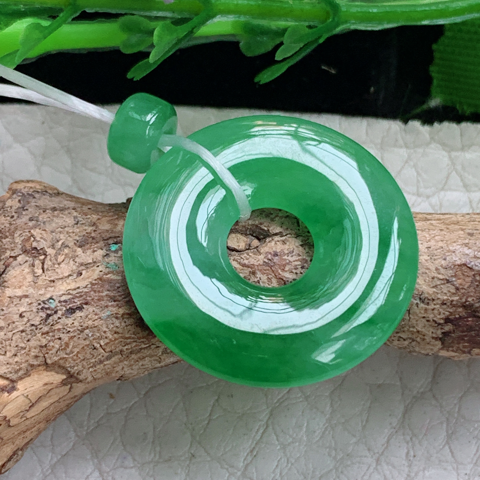 xo实拍22.3*3.7缅甸翡翠a货冰绿饱满甜甜圈 玉扣玉挂件 玉坠