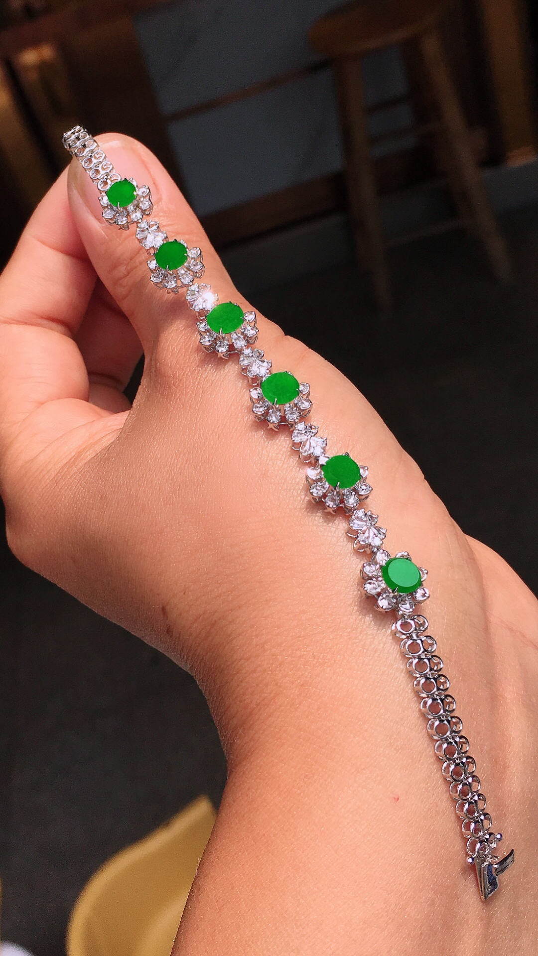 阳绿平安扣手链，色泽均匀艳丽，玉质细腻，荧光感超
强，饱满圆润，尽显优雅气质，18k
金豪华镶嵌