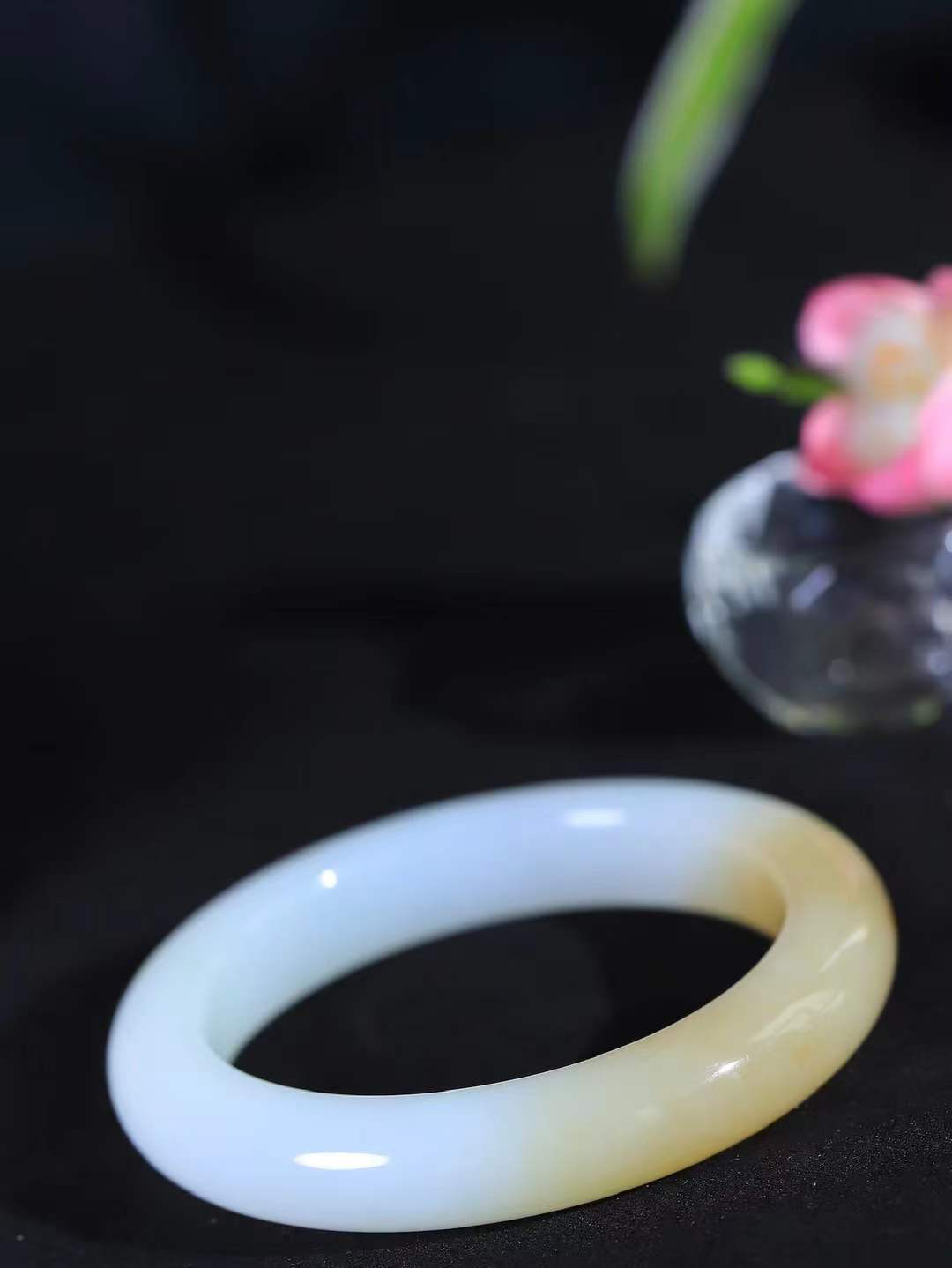 （温柔雅致.手镯）

精品️和田玉糖白玉手镯。镯型饱满，温润细腻，脂润沁香。️执一卷书，沏一