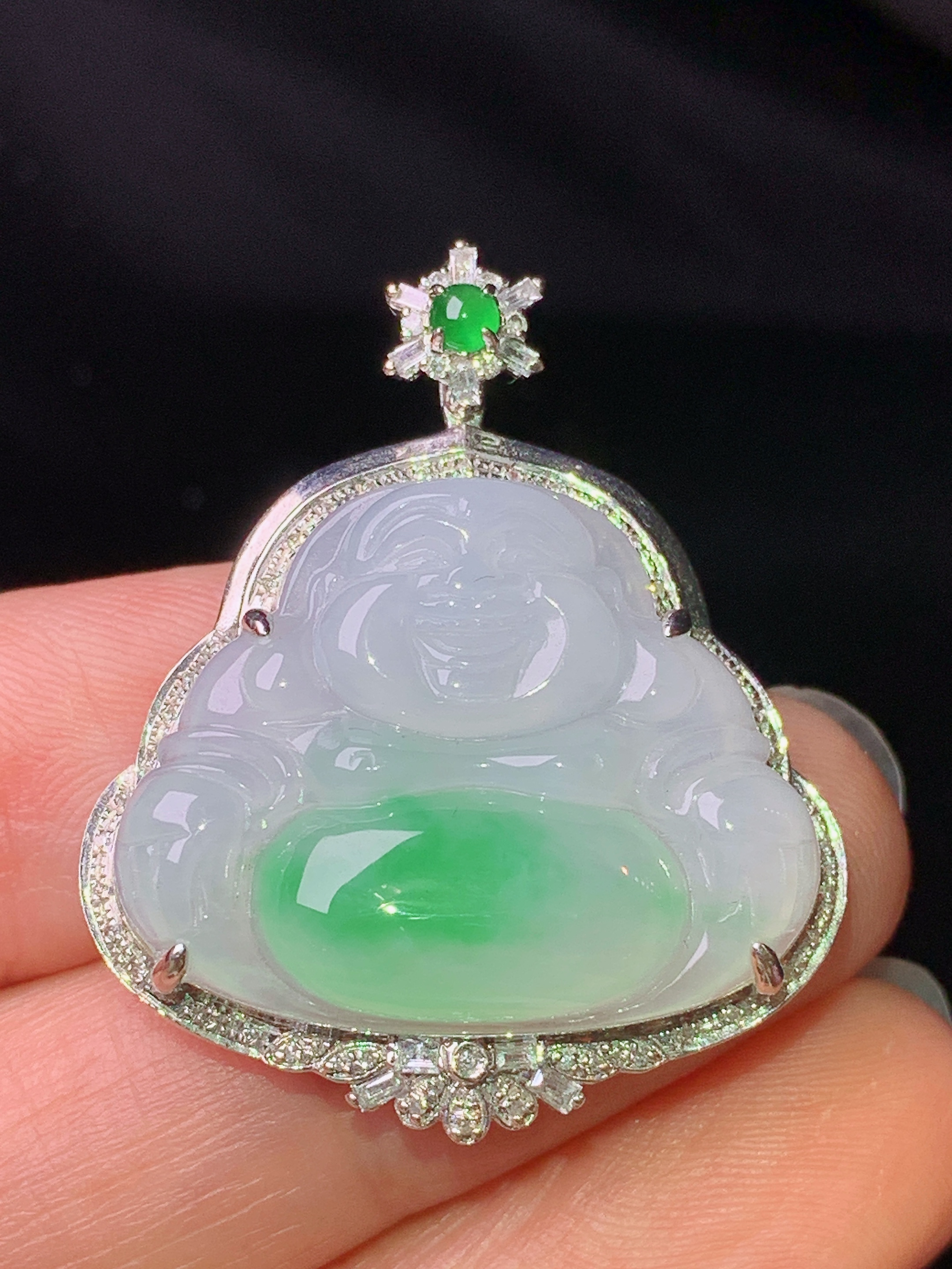 18k金钻镶嵌飘绿佛公吊坠 玉质细腻 色泽艳丽清新 水润亮眼 整体尺寸33.3*27.6*8j2