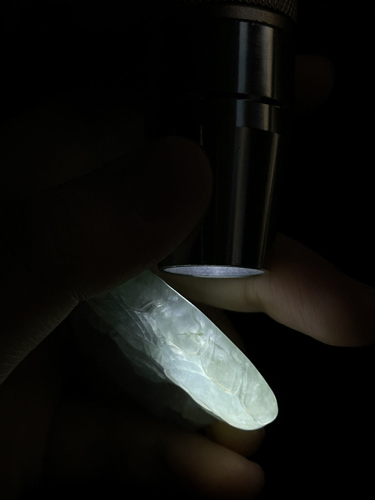 翡翠冰糯种淡绿色吊坠，配珠未测