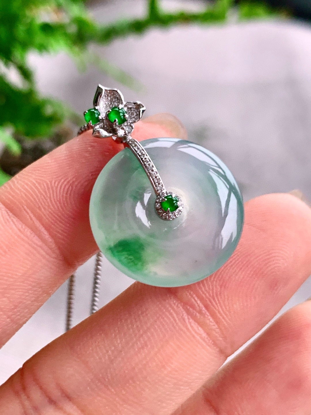 冰飘绿花平安扣吊坠  
【整体】29.1
【裸石】20.5-4.7