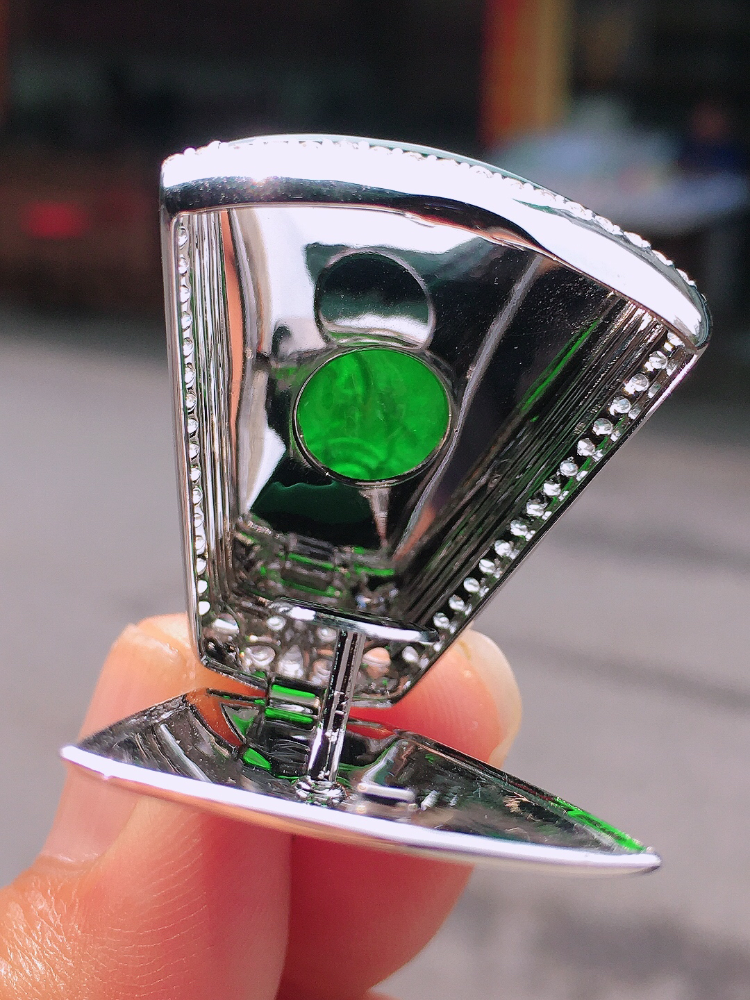 阳绿观音吊坠，色泽均匀艳丽，玉质细腻，荧光感超
强，饱满圆润，尽显优雅气质，18k
金豪华镶嵌