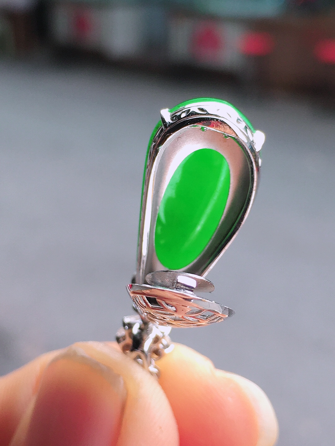 阳绿福瓜吊坠，色泽均匀艳丽，玉质细腻，荧光感超
强，饱满圆润，尽显优雅气质，18k
金豪华镶嵌