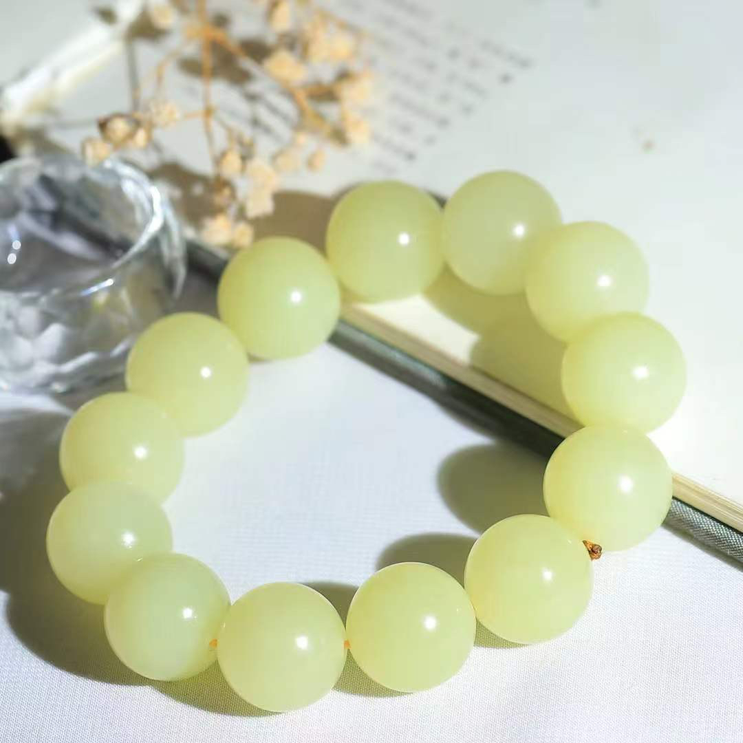 （冬日暖阳.手串）

收藏级臻品和田玉黄口料手串 质地油润，大气雅致，清风明月潺潺，浮浮洗尽铅华随于心，净于念……重118.6克  尺寸取一17.8mm fDL-9949304yy