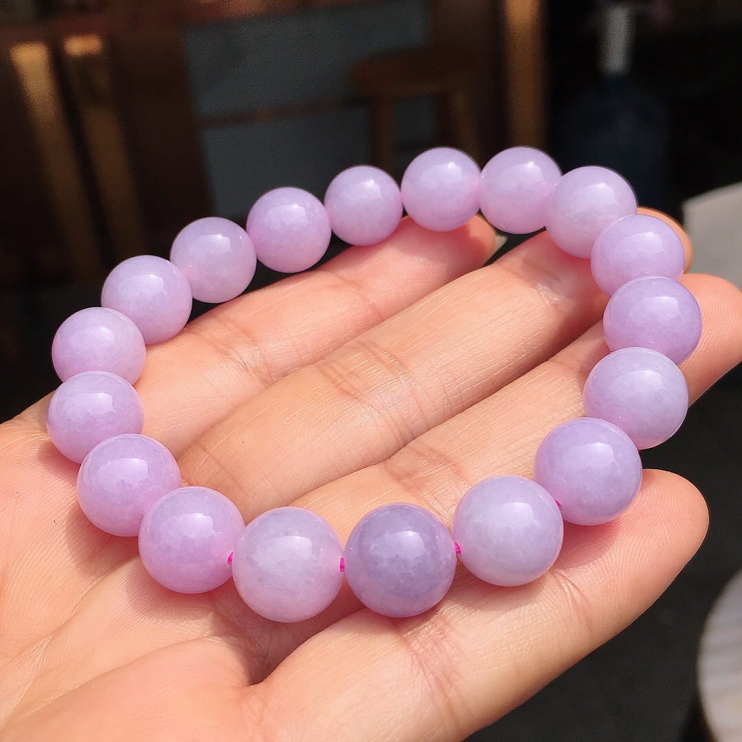 紫罗兰珠子手串，色泽均匀艳丽，玉质细腻，荧光感超
强，饱满圆润，尽显优雅气质