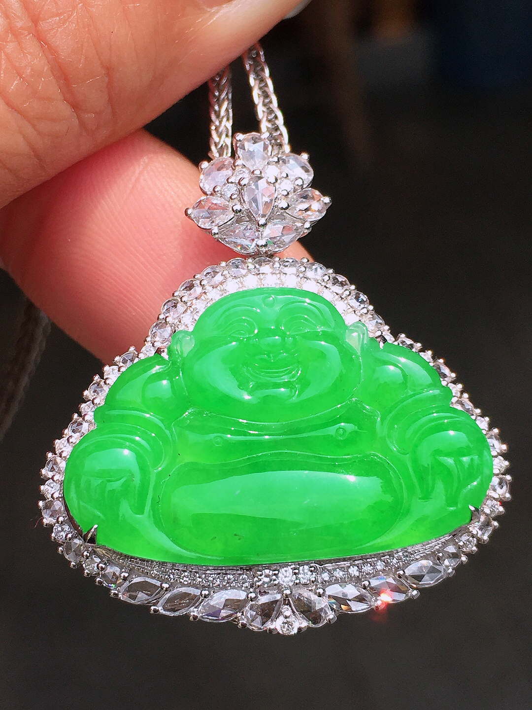 阳绿佛公吊坠，色泽均匀艳丽，玉质细腻，荧光感超
强，饱满圆润，尽显优雅气质，18k
金豪华镶嵌