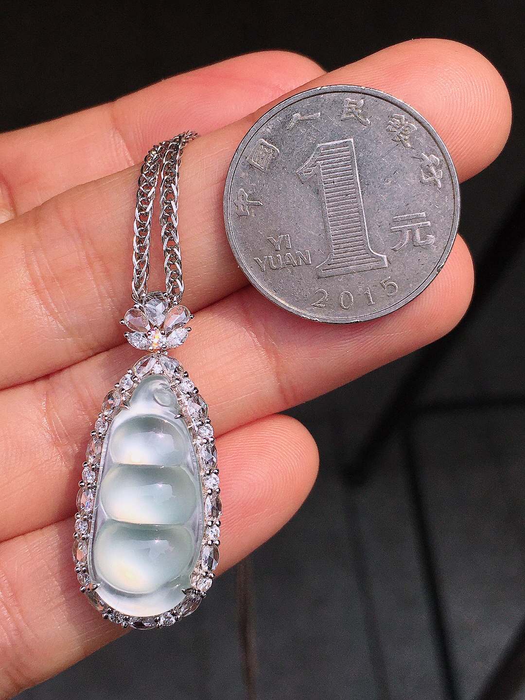 冰种福豆吊坠，玉质细腻，荧光感超
强，饱满圆润，尽显优雅气质，18k
金豪华镶嵌