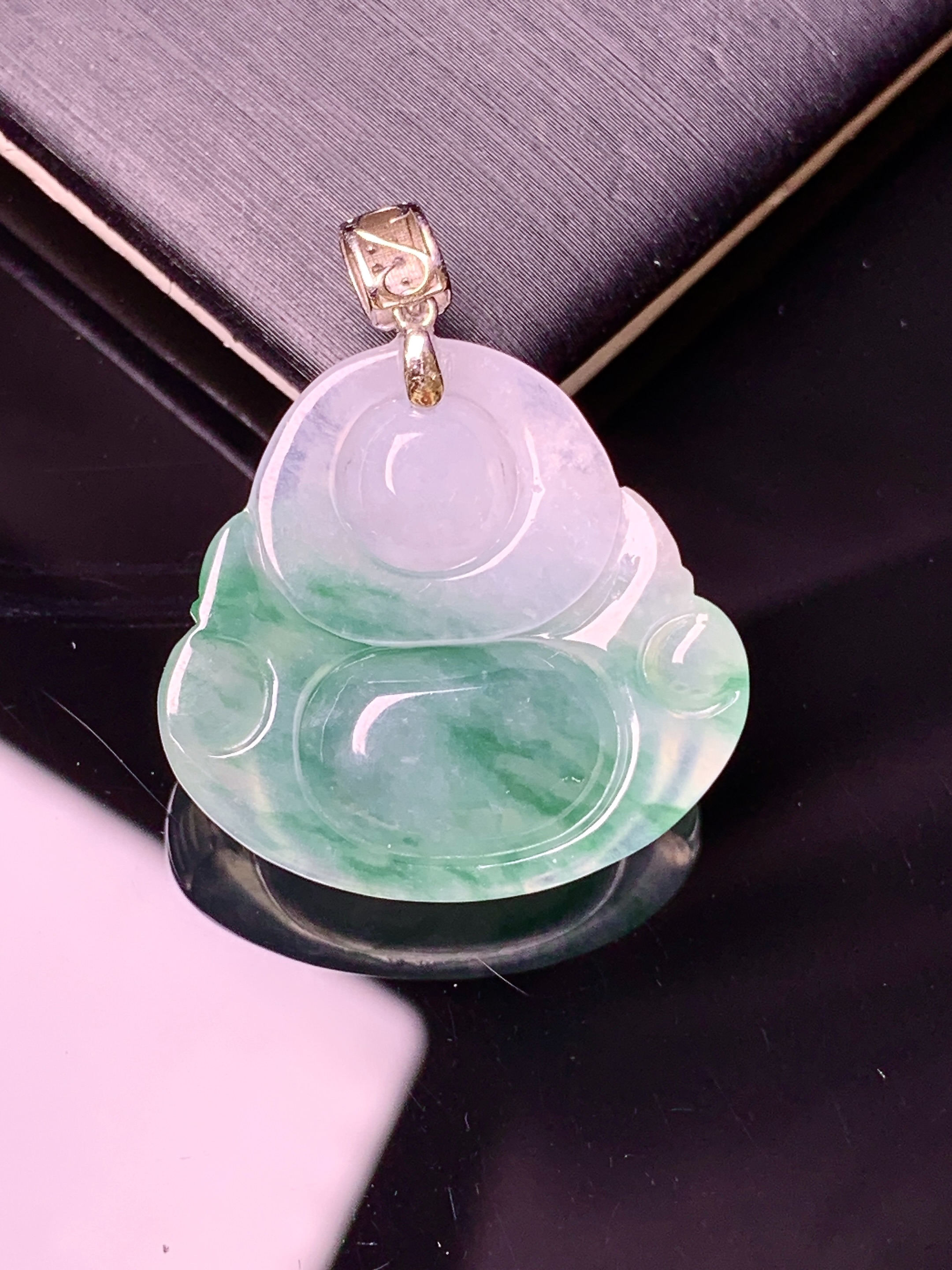18k金钻镶嵌冰种飘绿佛公吊坠 玉质细腻 色泽艳丽清新 水润亮眼 整体尺寸28*23*6.3d2
