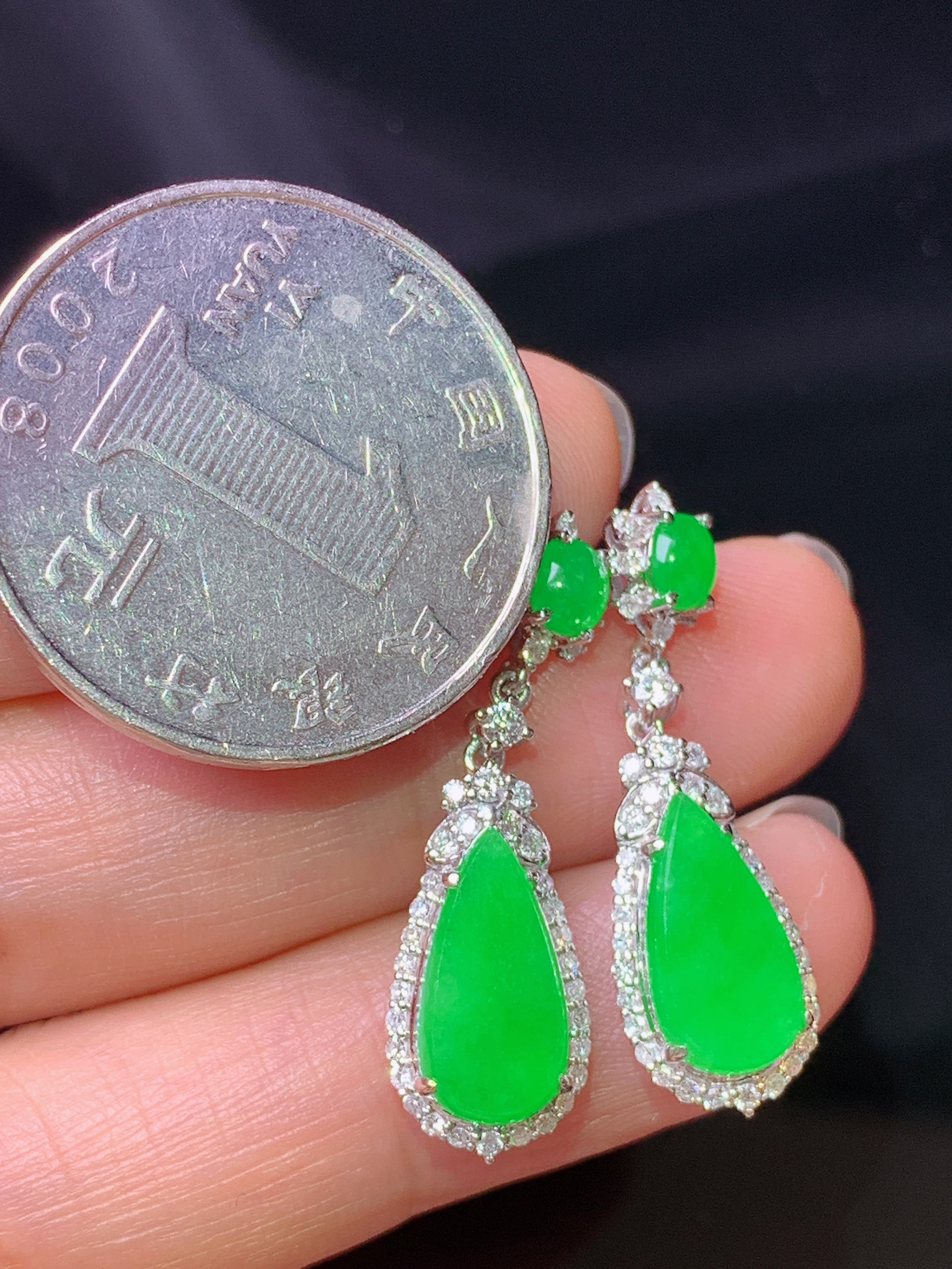 18k金钻镶嵌满绿水滴耳坠 玉质细腻 色泽艳丽清新 水润亮眼 整体尺寸28.8*8.5*5.3f1
