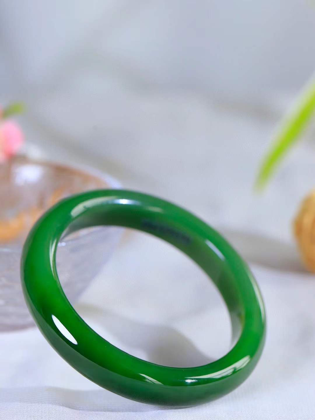 【碧色荡漾·手镯】

收藏级臻品和田玉碧玉手镯，玉质细腻温润，手感舒适，️线条流畅，简约大气，美自天成，佩戴于腕间，婉约之美，举手投足间透出那份低调奢华，醉人心扉。重64.5克  内径圈口59.5mm  尺寸13-9mm  FDA-66372433