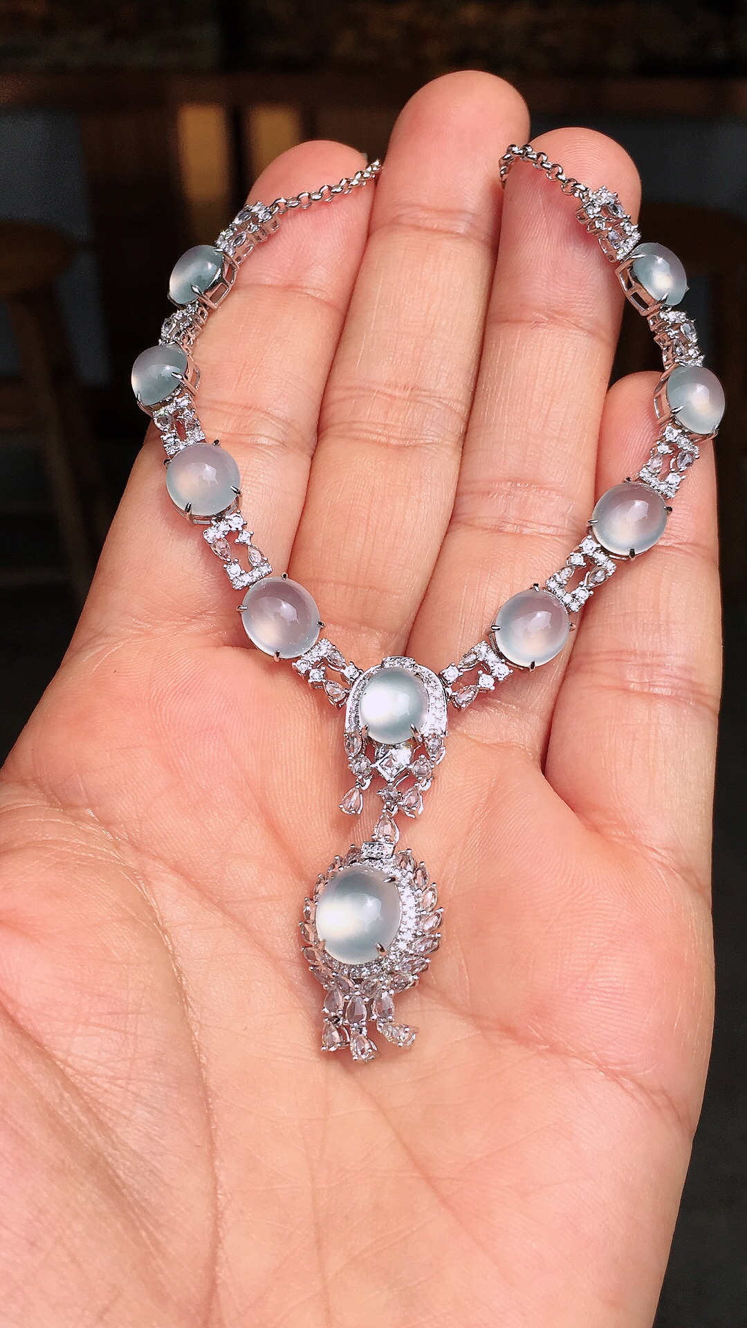 冰种蛋面晚装项链，玉质细腻，荧光感超
强，饱满圆润，尽显优雅气质，18k
金豪华镶嵌