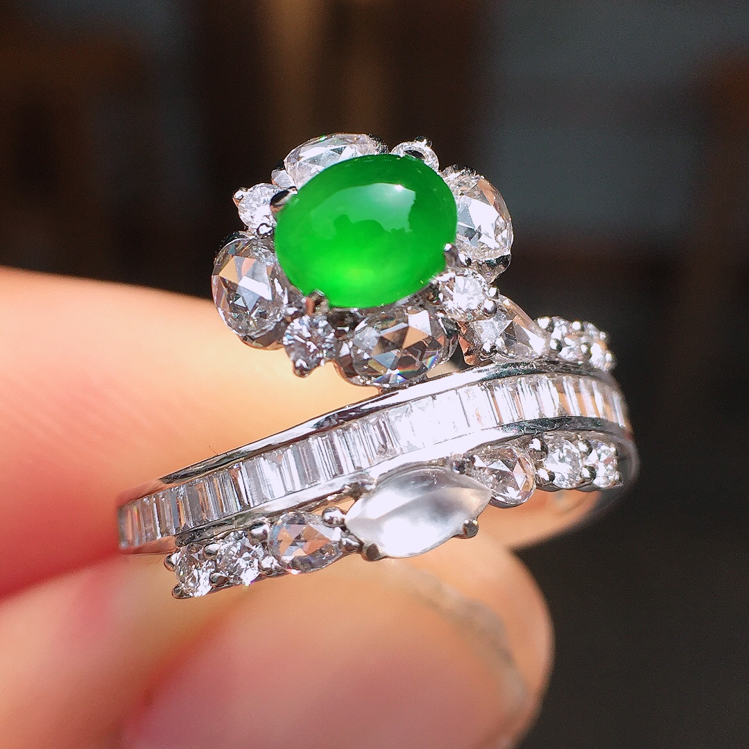 阳绿蛋面戒指，色泽均匀艳丽，玉质细腻，荧光感超
强，饱满圆润，尽显优雅气质，18k
金豪华镶嵌