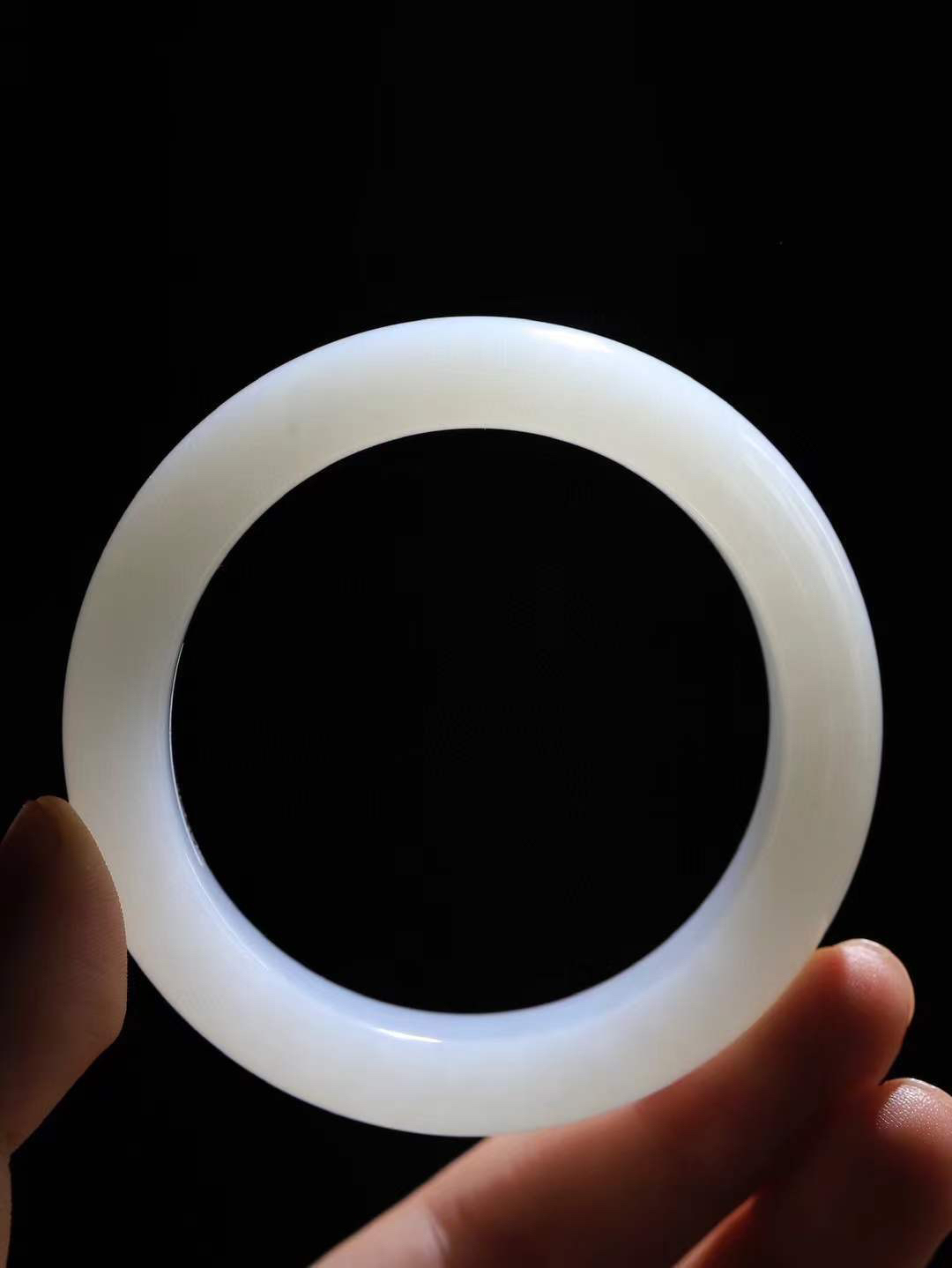 （一见倾心.手镯）

精品和田玉白玉手镯，玉质温润细腻 油性十足 手感舒适，高华雅逸，线条流畅，简约大气，美自天成，素雅高贵。佩戴于腕间，婉约之美，举手投足间透出那低调奢华。重69.7克  尺寸53-15.3-9.6mm  56372436A