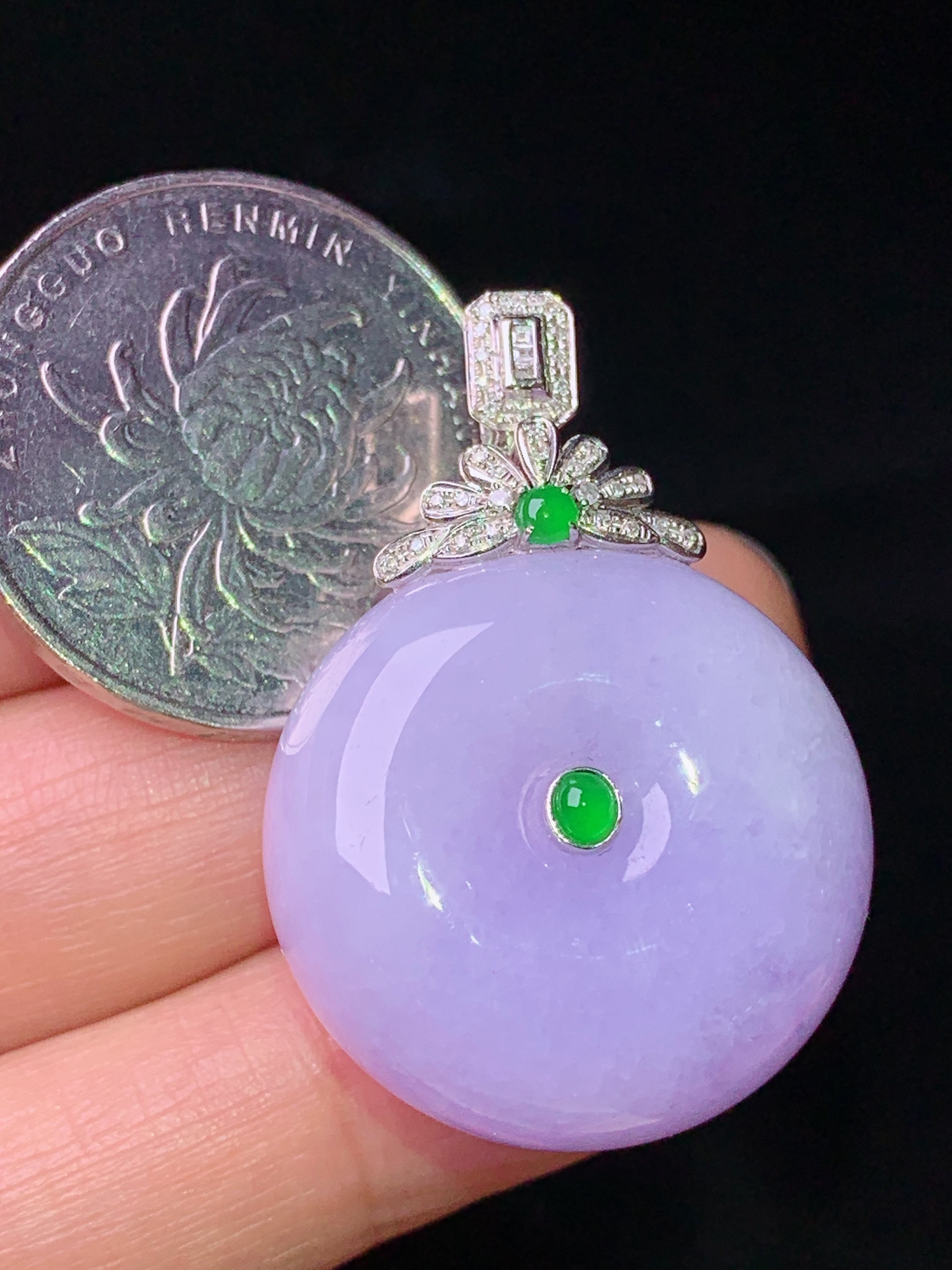 18k金钻镶嵌紫罗兰平安扣吊坠 玉质细腻 色泽艳丽清新 水润亮眼 整体尺寸35*24.5*12.5b1