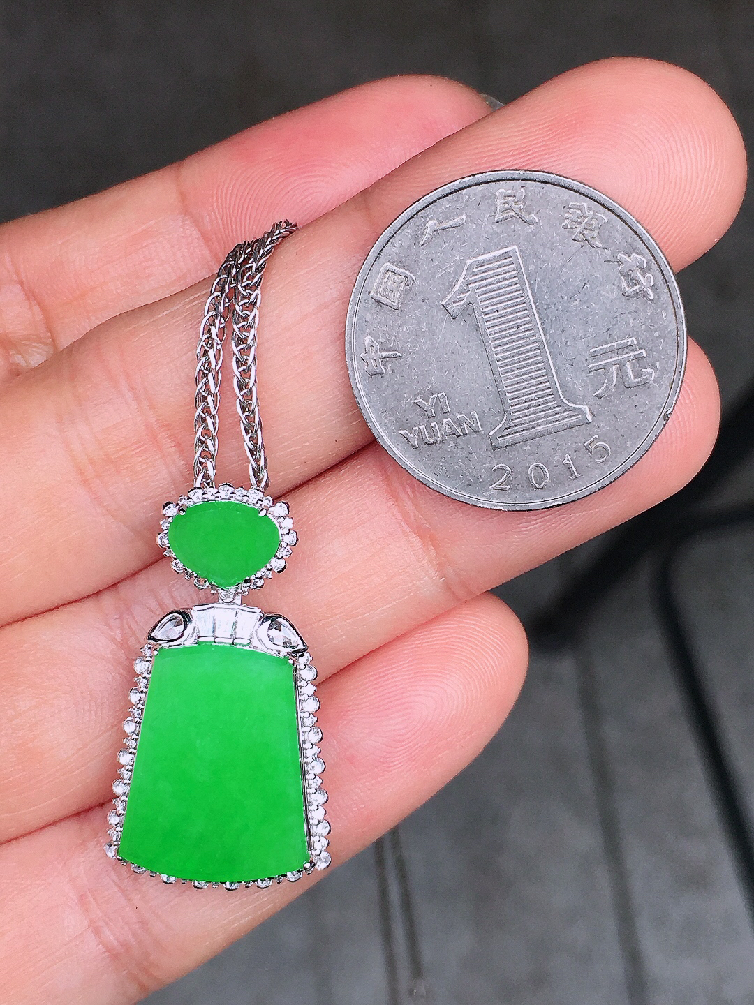 阳绿无事牌吊坠，色泽均匀艳丽，玉质细腻，荧光感超
强，饱满圆润，尽显优雅气质，18k
金豪华镶嵌