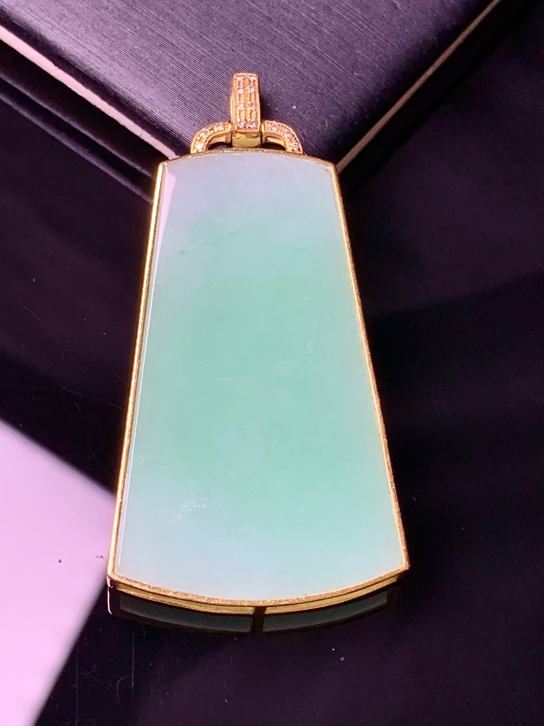 18k金钻镶嵌飘绿无事牌吊坠 玉质细腻 色泽艳丽清新 水润亮眼 整体尺寸46.5*23*3.8b1