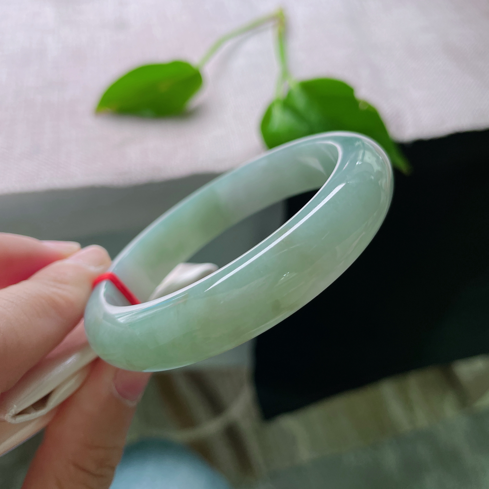 尺寸：57/12.8/7.7，蓝底正圈，水头好，质地莹润细腻，干净，古典婉约..