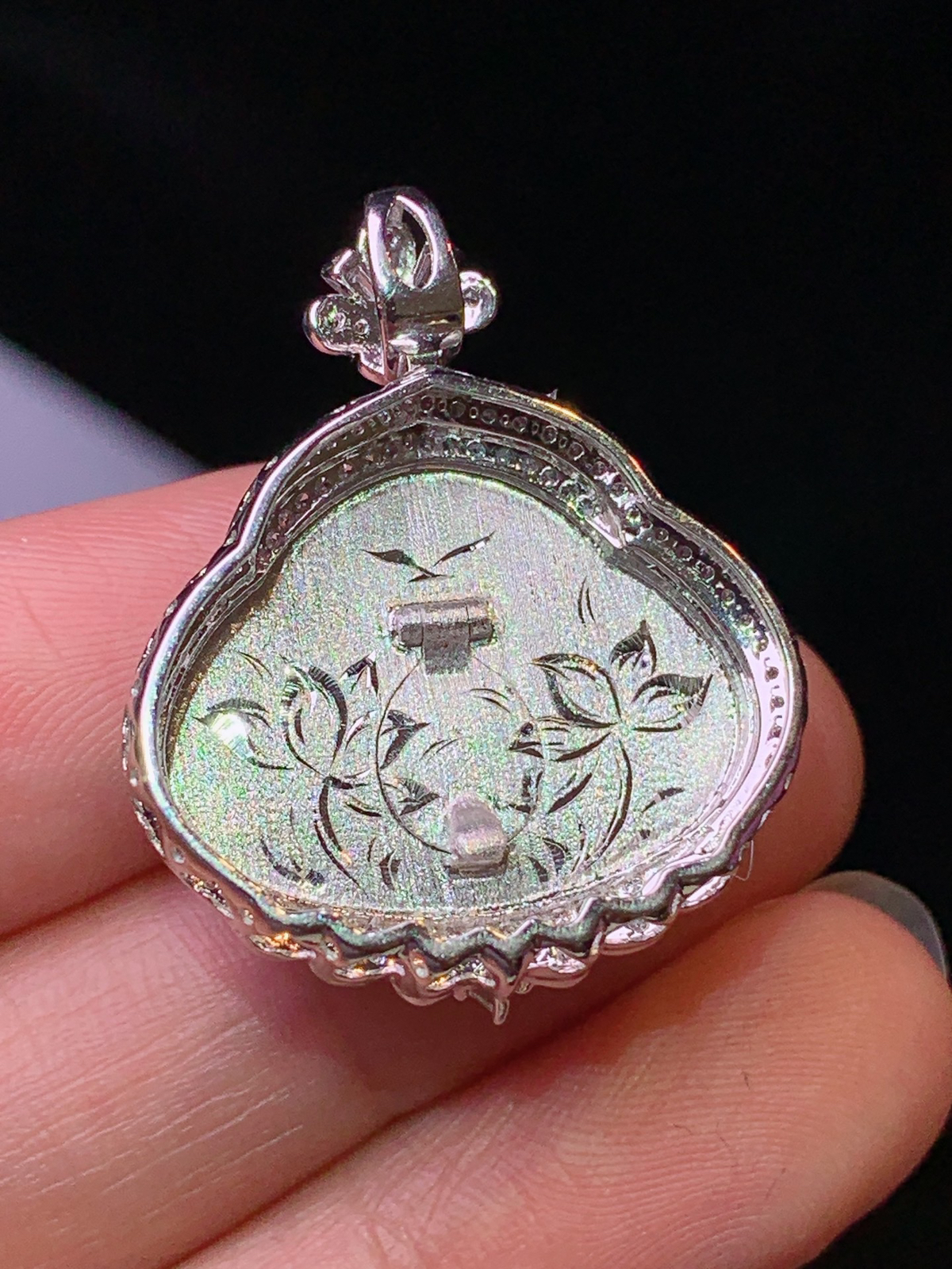 18k金钻镶嵌翠绿佛公吊坠 玉质细腻 色泽清新艳丽 整体尺寸30*24*11.2