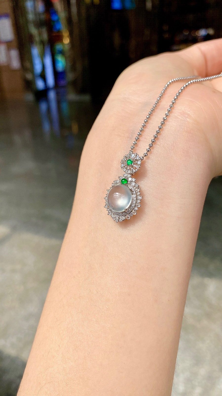 自然光 · 玻璃冰蛋面吊坠
18K · 整：24.1*13.6*9.3mm
          裸：