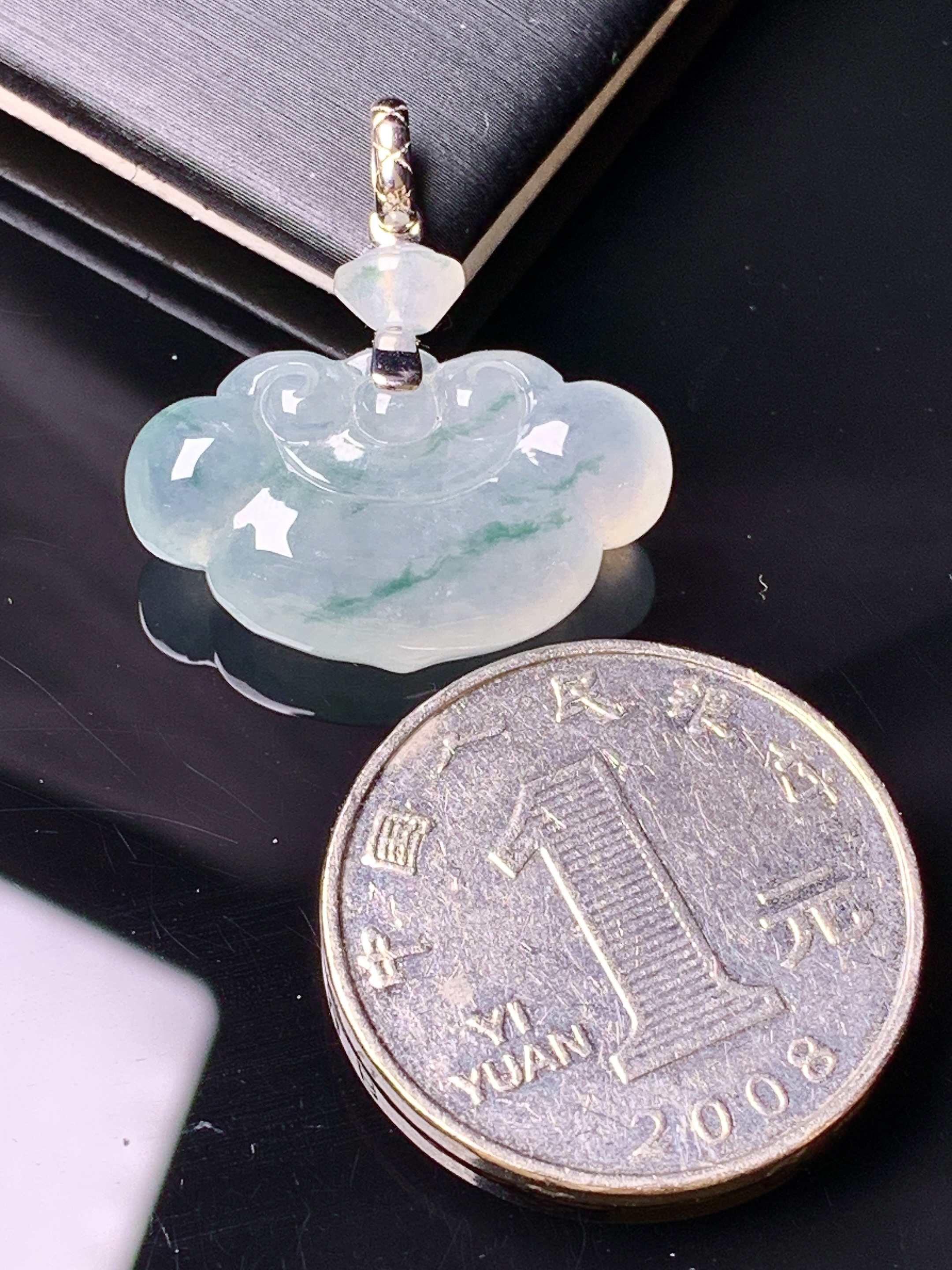 18k金镶嵌冰种如意头吊坠 玉质细腻 色泽艳丽清新 水润亮眼 整体尺寸25.3*23.5*6.5m1