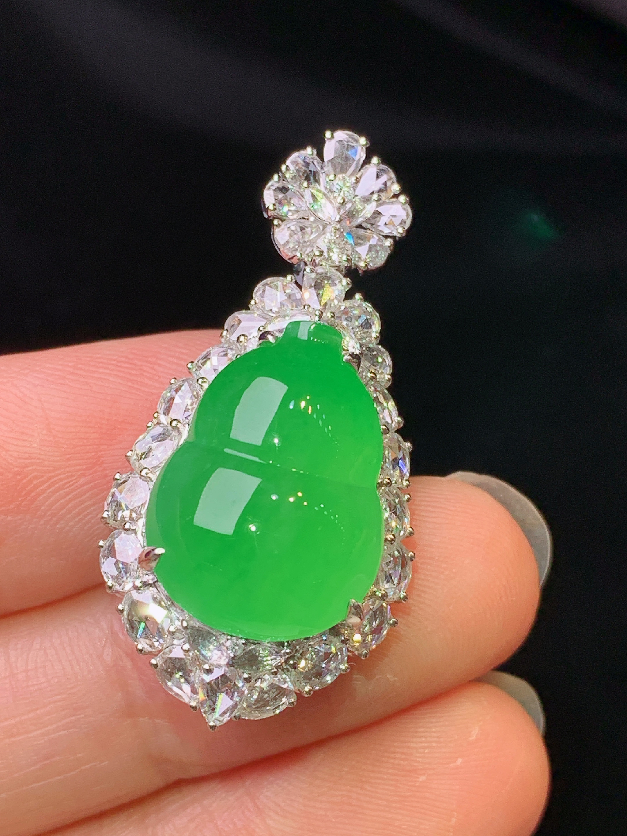 18k金钻镶嵌满绿葫芦吊坠 玉质细腻 色泽艳丽清新 水润亮眼 整体尺寸34.5*17.2*13c4