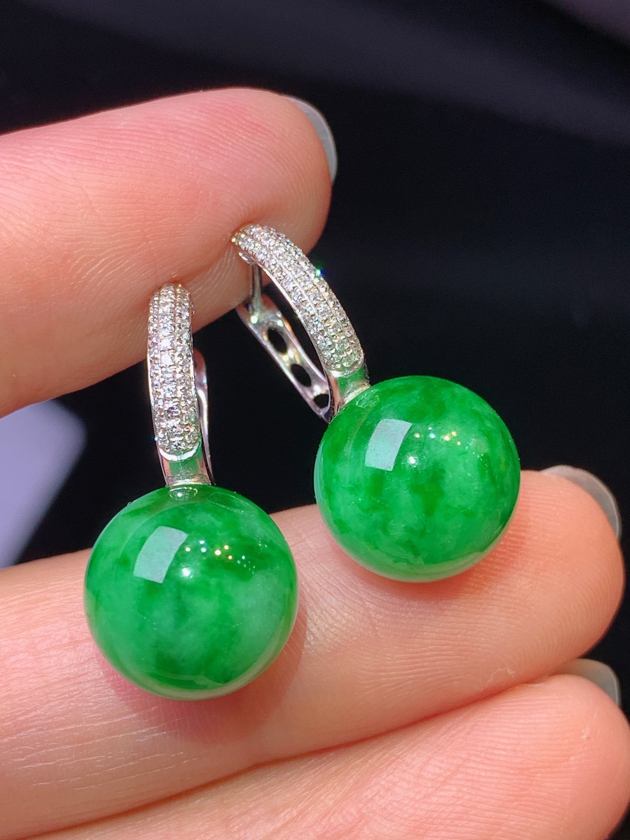 18k金钻镶嵌满绿圆珠耳坠玉质细腻 色泽艳丽清新 水润亮眼 整体尺寸24.3*11.2b1