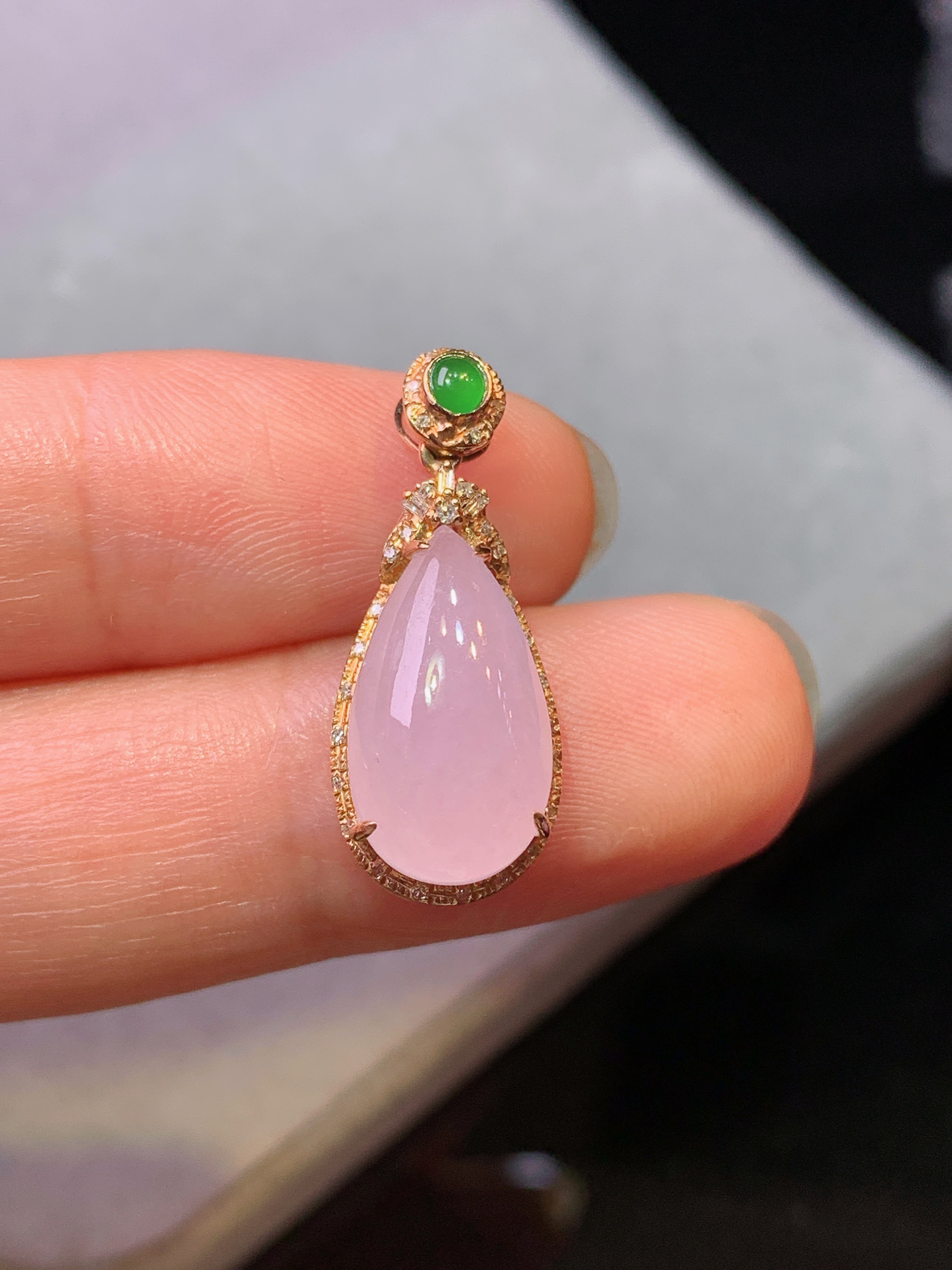 18k金钻镶嵌粉紫罗兰水滴吊坠 玉质细腻 色泽艳丽清新 水润亮眼 整体尺寸24*9.8*7.7z1