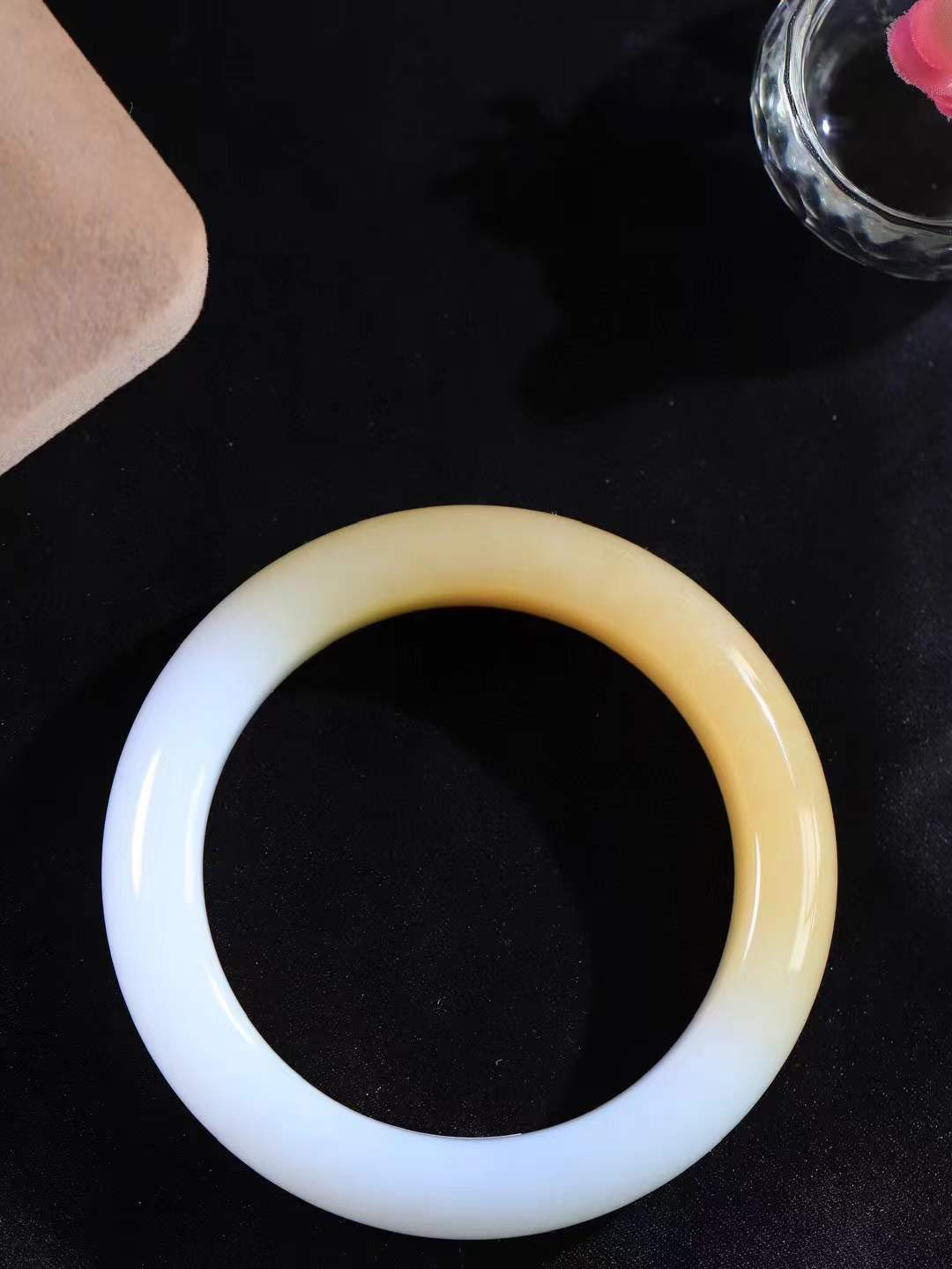 【腕间柔情.手镯】   

精品和田玉糖白玉手镯 玉质温润细腻 油性十足 古朴秀雅 轻抚岁月的栏杆软香温玉，腕间玉镯轻轻晃动，令人情动心间，撷一缕月末的芬芳，把心思铺陈，时光静美，惟有你最温柔。重84.3克   尺寸56.5-15.4-10.5mm  46302455A