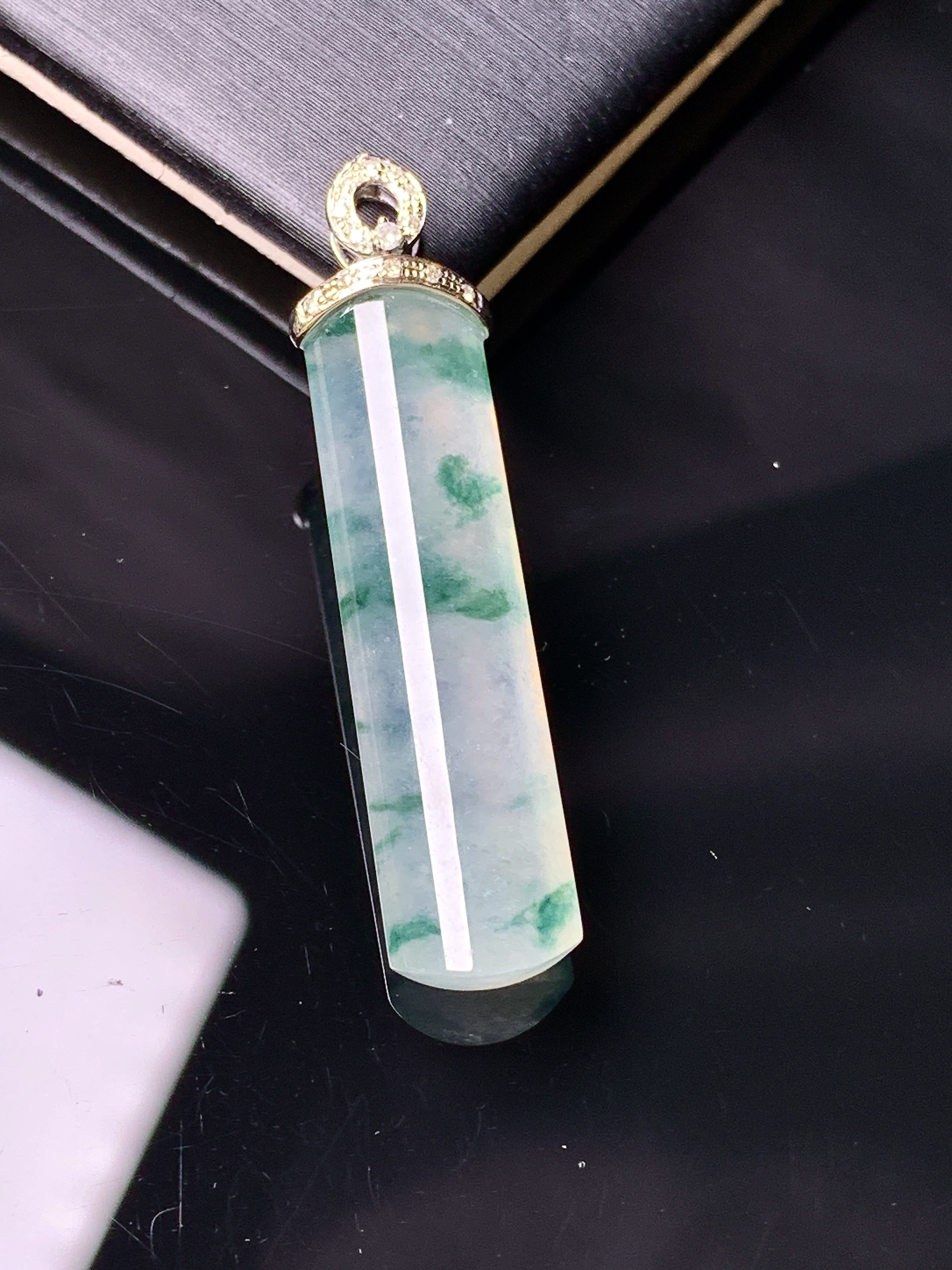 18k金钻镶嵌冰种飘绿玉柱吊坠 玉质细腻 色泽艳丽清新 水润亮眼 整体尺寸36.6*8*4.2b1