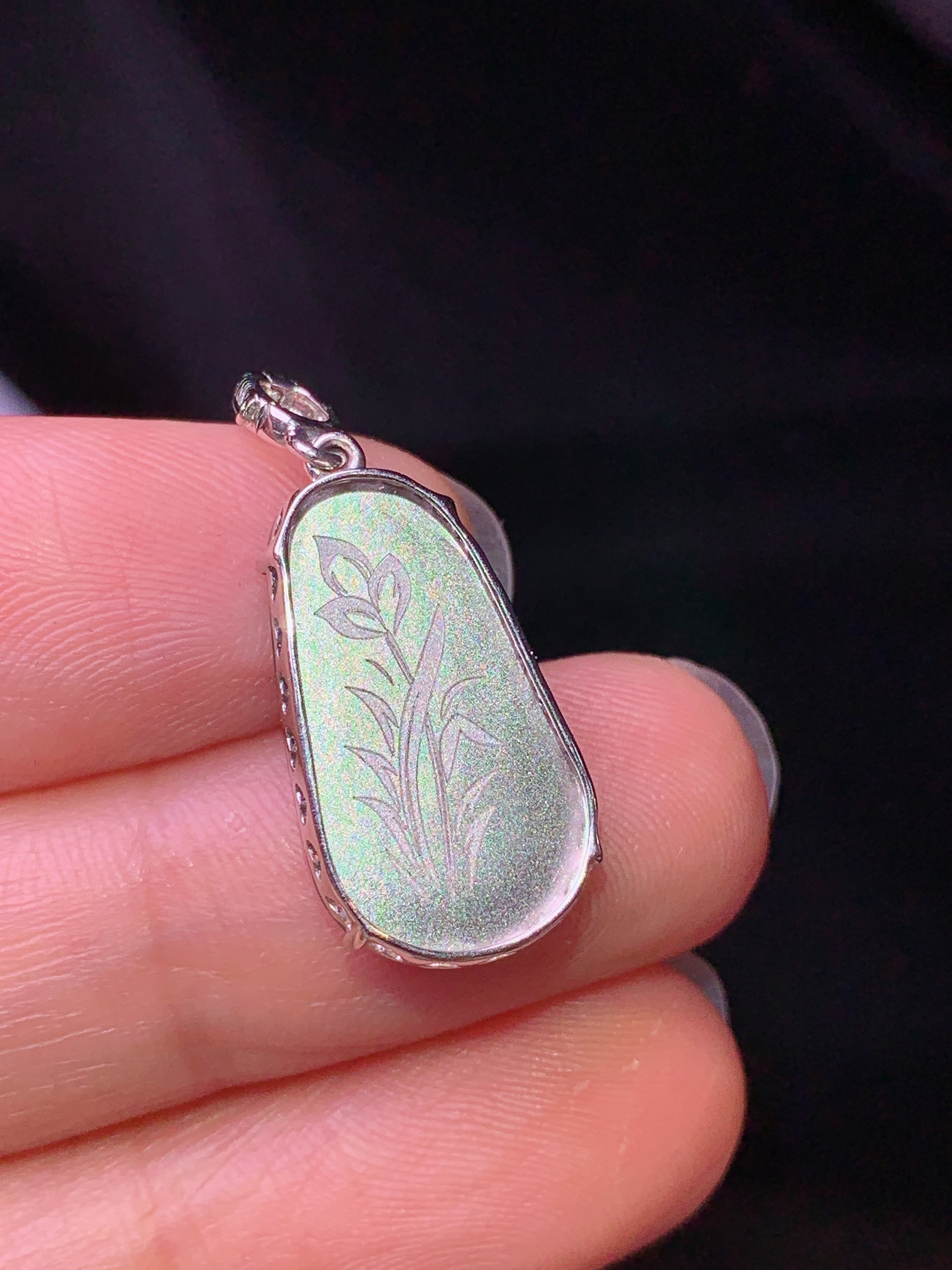 18k金钻镶嵌翠绿如意吊坠 玉质细腻 色泽艳丽清新 水润亮眼 整体尺寸26*11*3.5j2