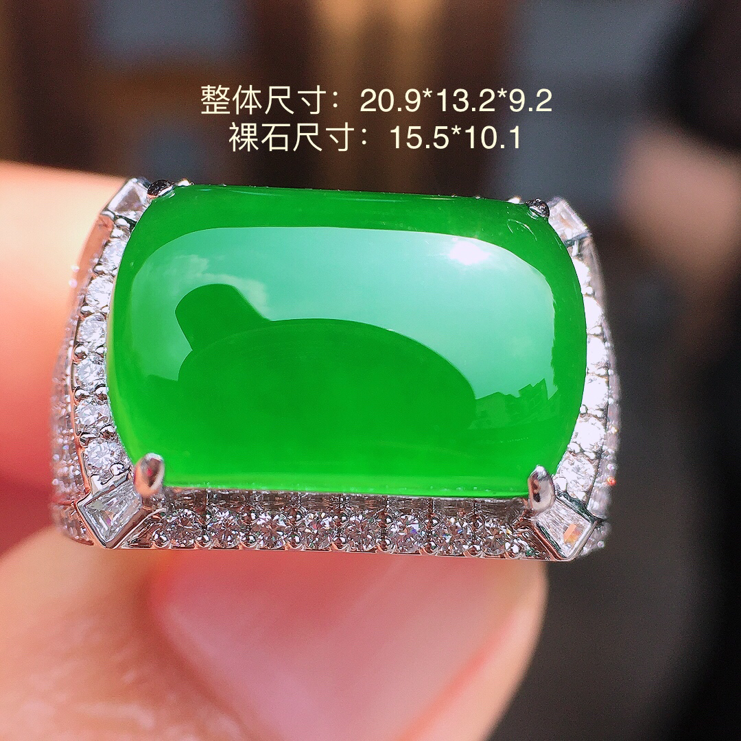 满绿马鞍戒指，色泽均匀艳丽，玉质细腻，荧光感超
强，饱满圆润，尽显优雅气质，18k
金豪华镶嵌