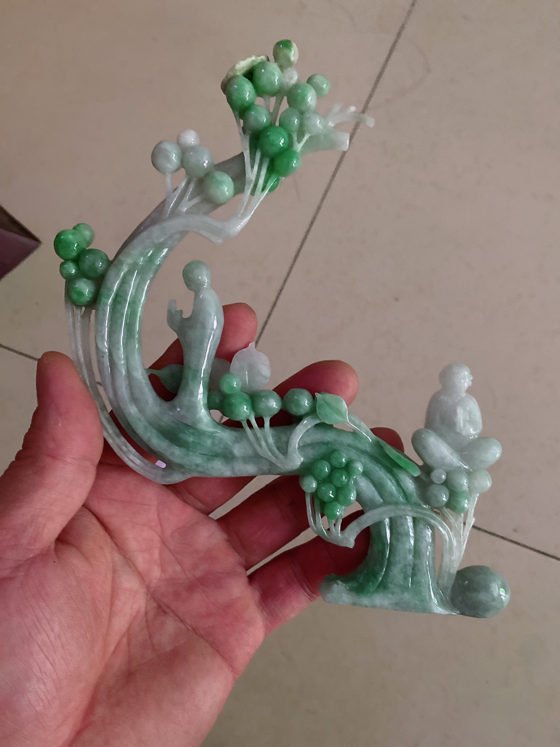 天然翡翠精雕飘绿，俏黄三彩悟道摆件 约裸石尺寸175*140*13mm 精美底座尺寸295*310*80mm，zz以图片为准