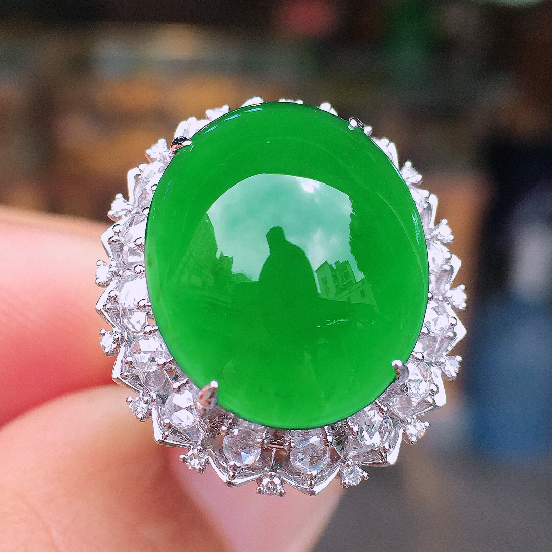 满绿蛋面戒指，色泽均匀艳丽，玉质细腻，荧光感超
强，饱满圆润，尽显优雅气质，18k
金豪华镶嵌