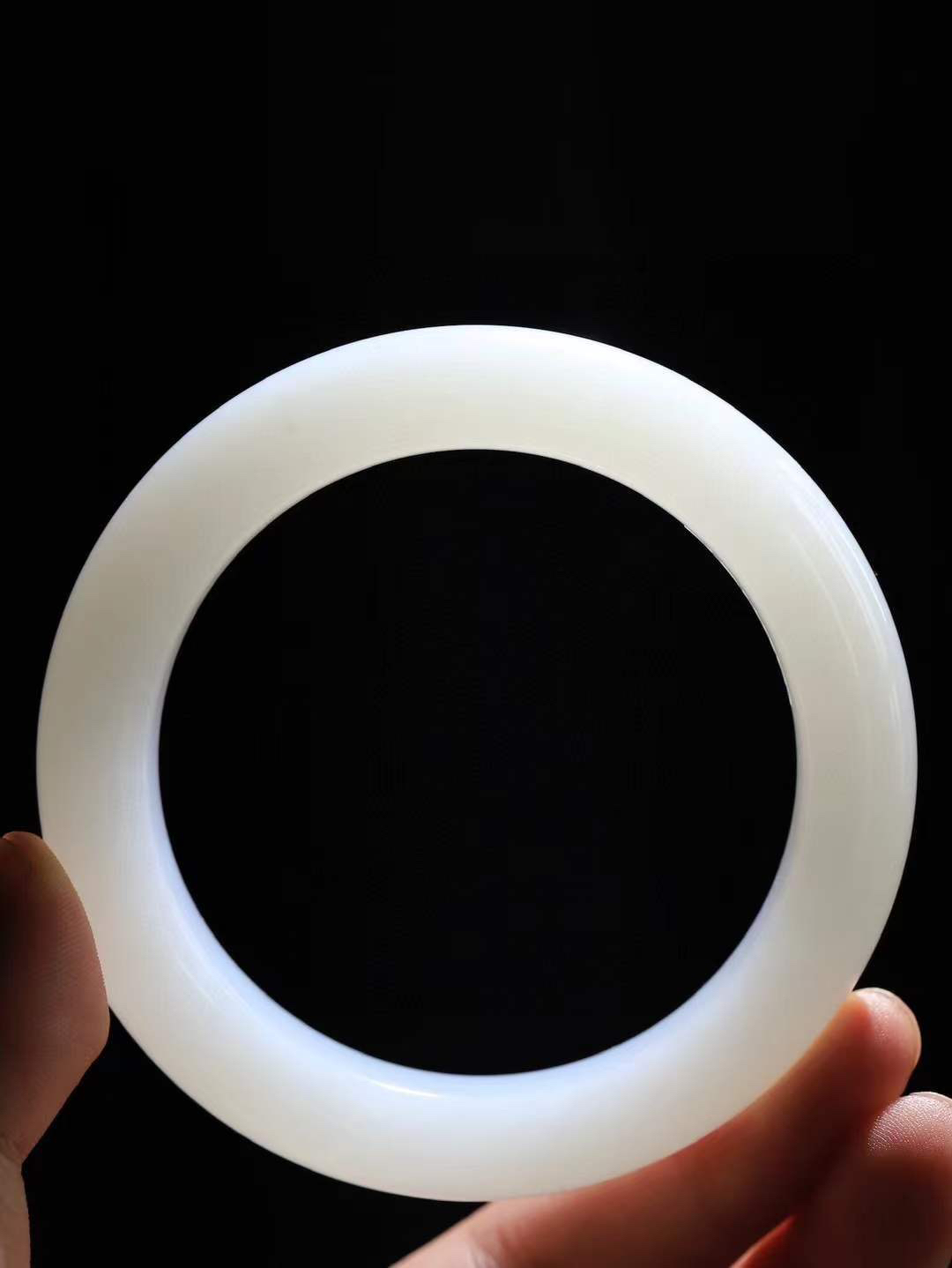 【柔情素语·手镯】

精品和田玉白玉手镯，玉质细腻温润，手感舒适，️线条流畅，简约大气，美自天成，佩戴于腕间，婉约之美，举手投足间透出那份低调奢华，醉人心扉。重91.5克 内径圈口60.5mm  尺寸14.5-11.2mm   FDA-55352403