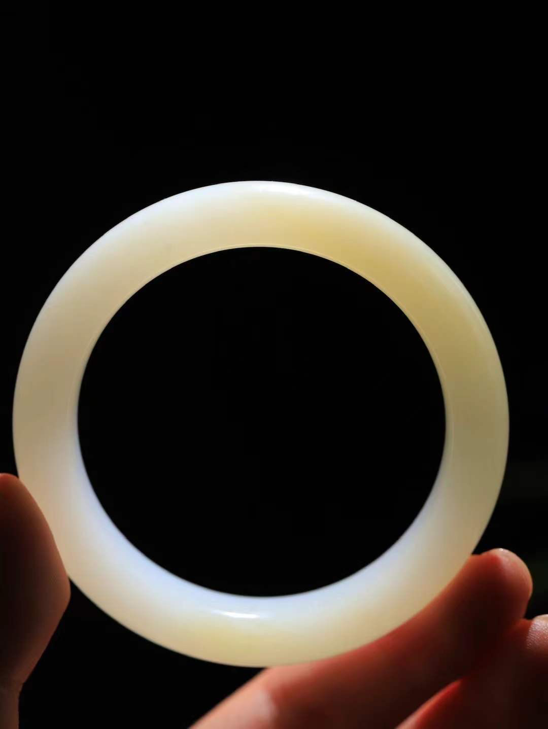 【婉约佳人.手镯】

精品和田玉双色手镯 玉质温润细腻 油性十足 手感舒适，高华雅逸，线条流畅，简约大气，美自天成，素雅高贵。佩戴于腕间，婉约之美，举手投足间透出那份低调奢华。重61.2克 内径55.5mm  尺寸12.8-9.7mm   FDL-11302433