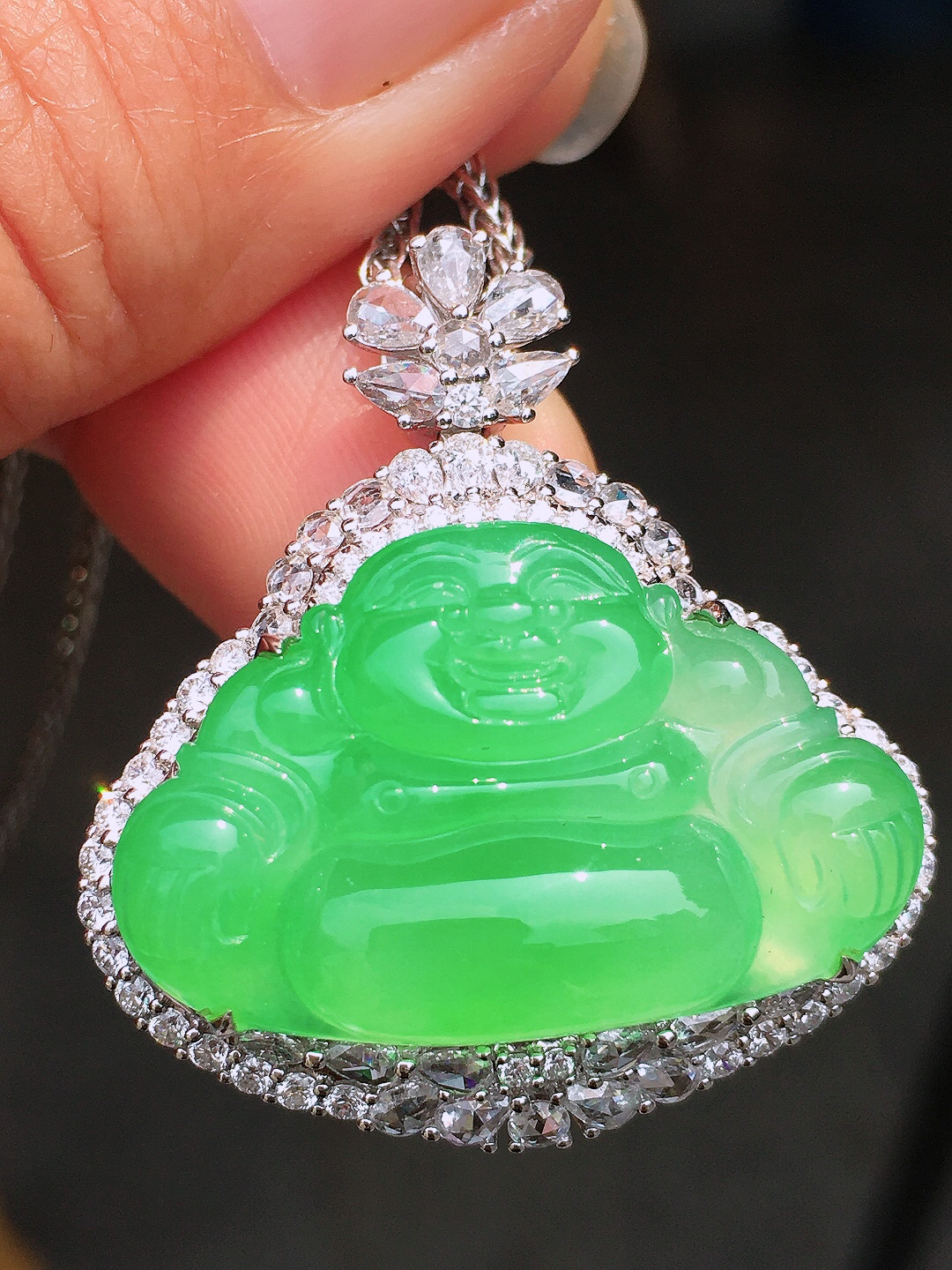 阳绿佛公吊坠，色泽均匀艳丽，玉质细腻，荧光感超
强，饱满圆润，尽显优雅气质，18k
金豪华镶嵌