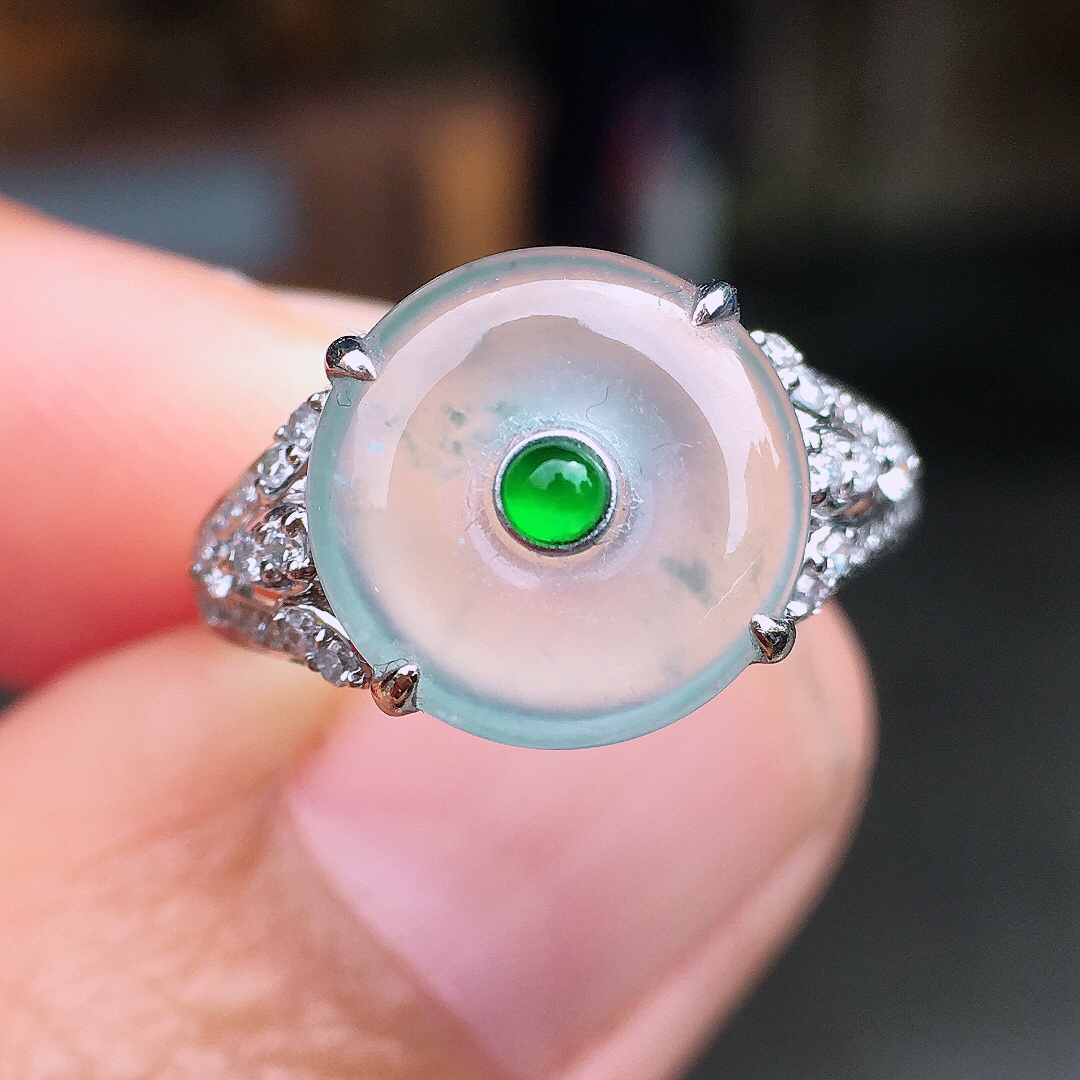 玻璃种平安扣戒指，玉质细腻，荧光感超
强，饱满圆润，尽显优雅气质，18k
金豪华镶嵌