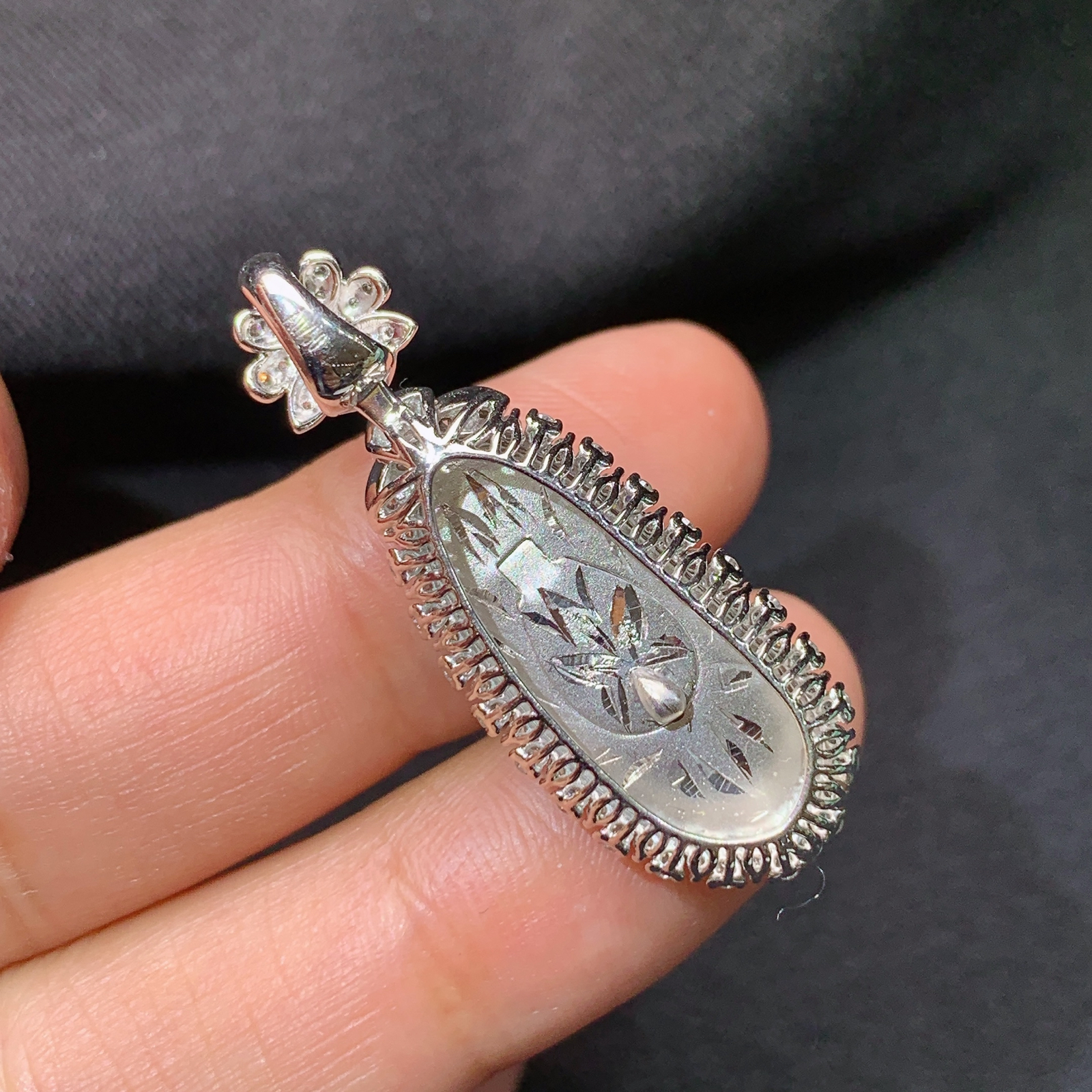 冰阳绿福瓜吊坠，18k金镶嵌，冰润色阳，玉质细腻，种水足，Yh1 尺寸34.6*12.7*7.6